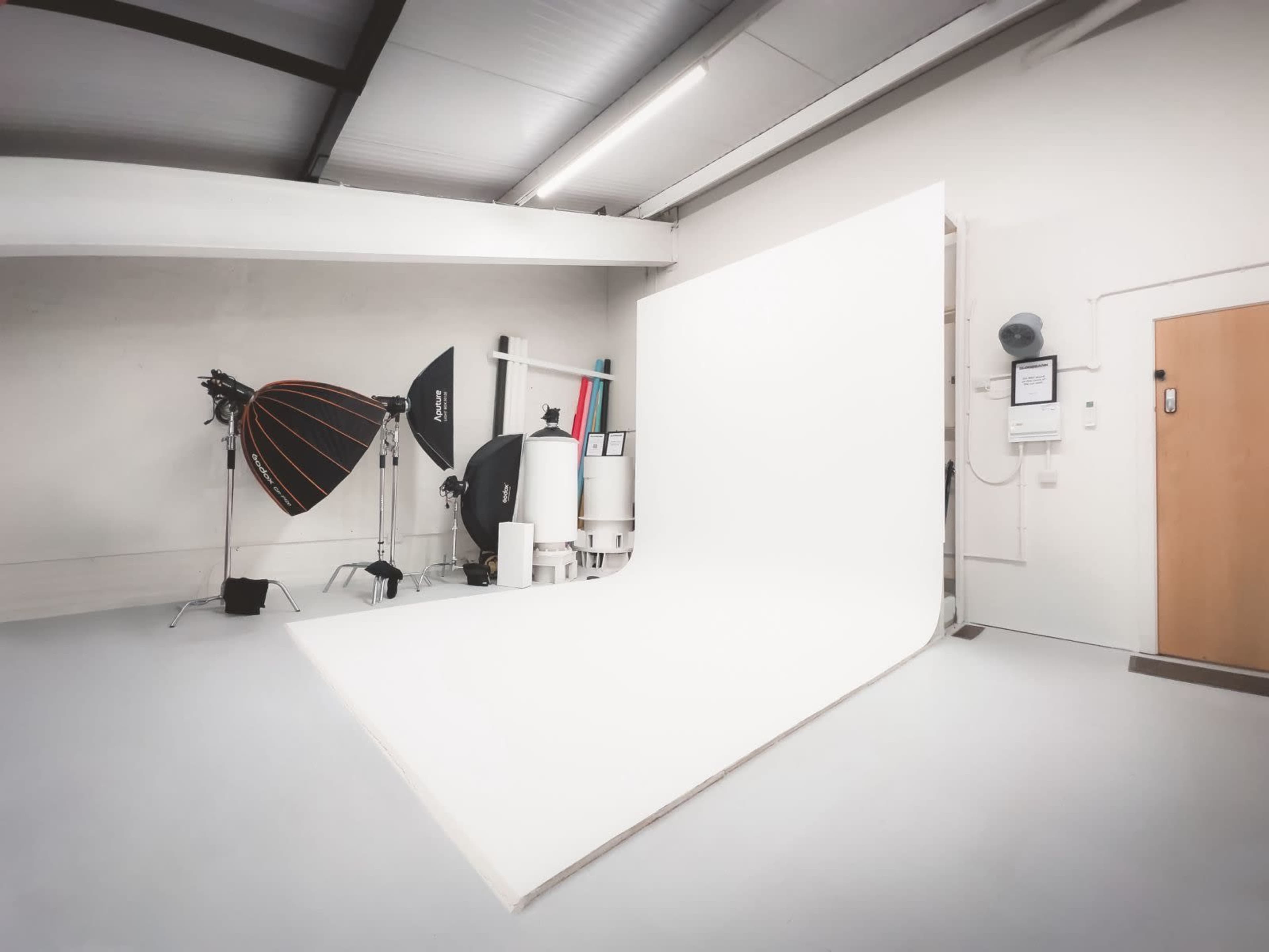 Industrial Photo & Video studio in N London - 3x3m Cyc Wall/Flash/modifiers included Image in London, London, ENG