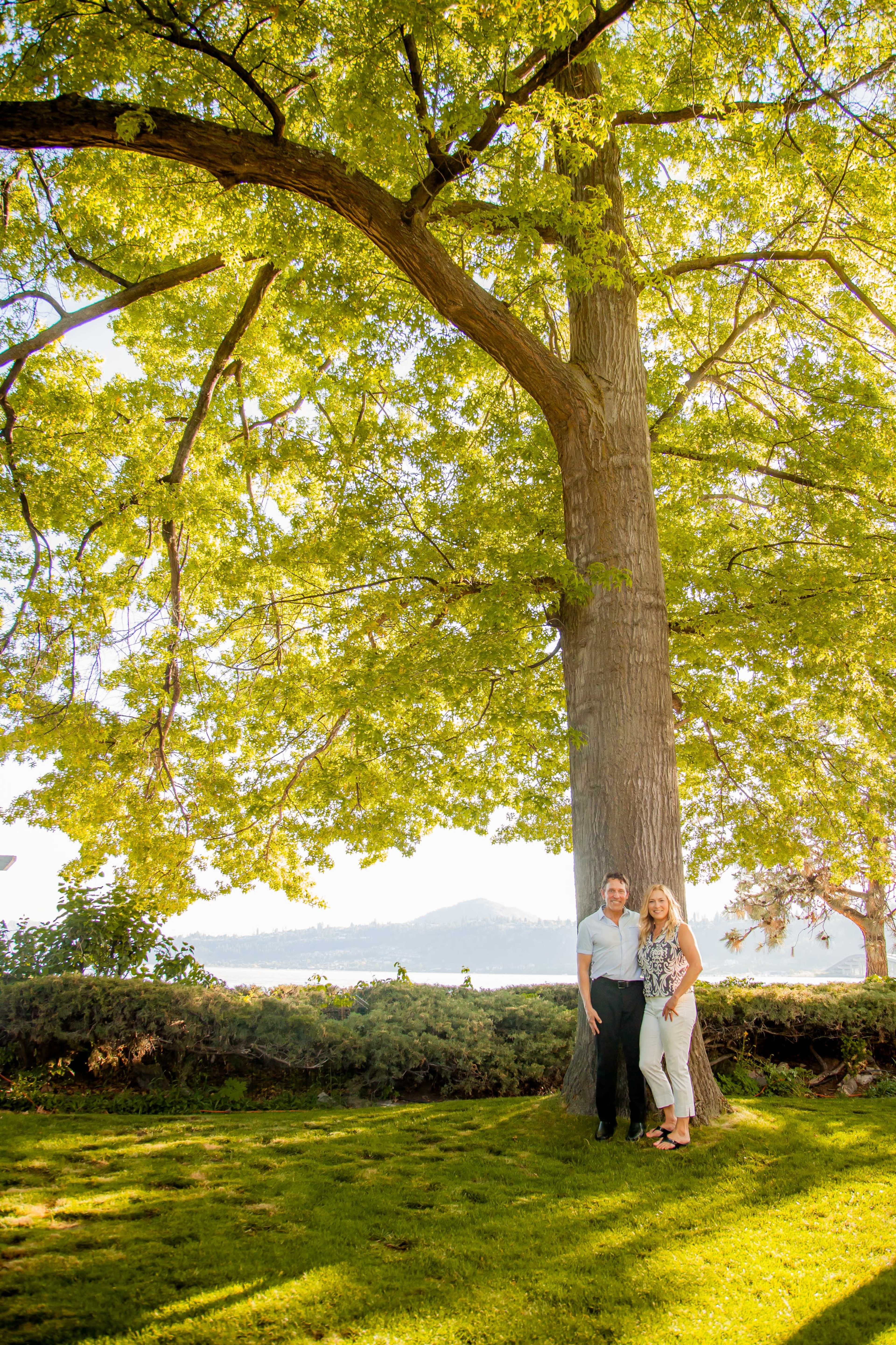 Heritage Lakeside Garden Retreat with Oak Tree & Sun Deck – Downtown Kelowna Photoshoot Location Image in Kelowna, Kelowna, BC