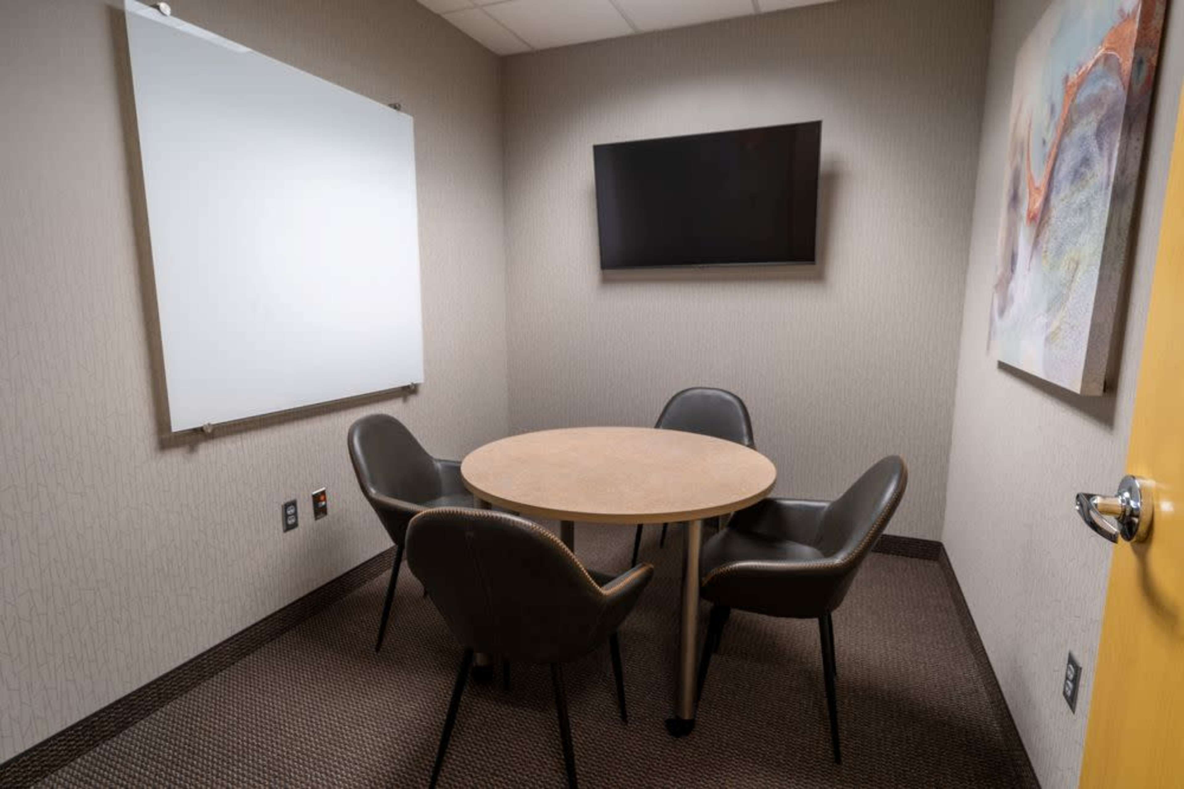 Small Meeting Room in Bloomington Image in West Bloomington, Bloomington, MN