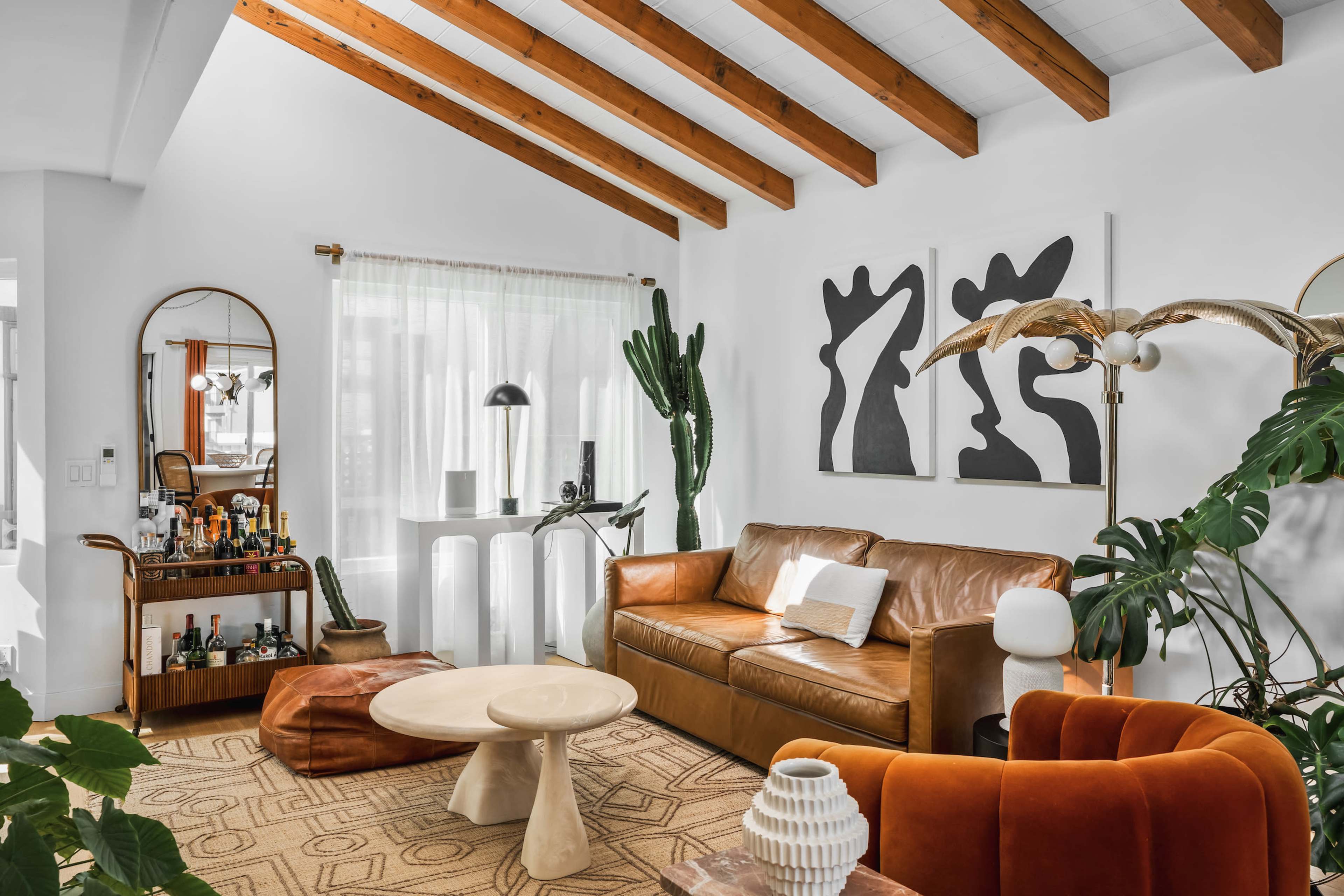 Tropical Apartment w/vaulted wood beams, ton of natural light Image in Mission Beach, San Diego, CA