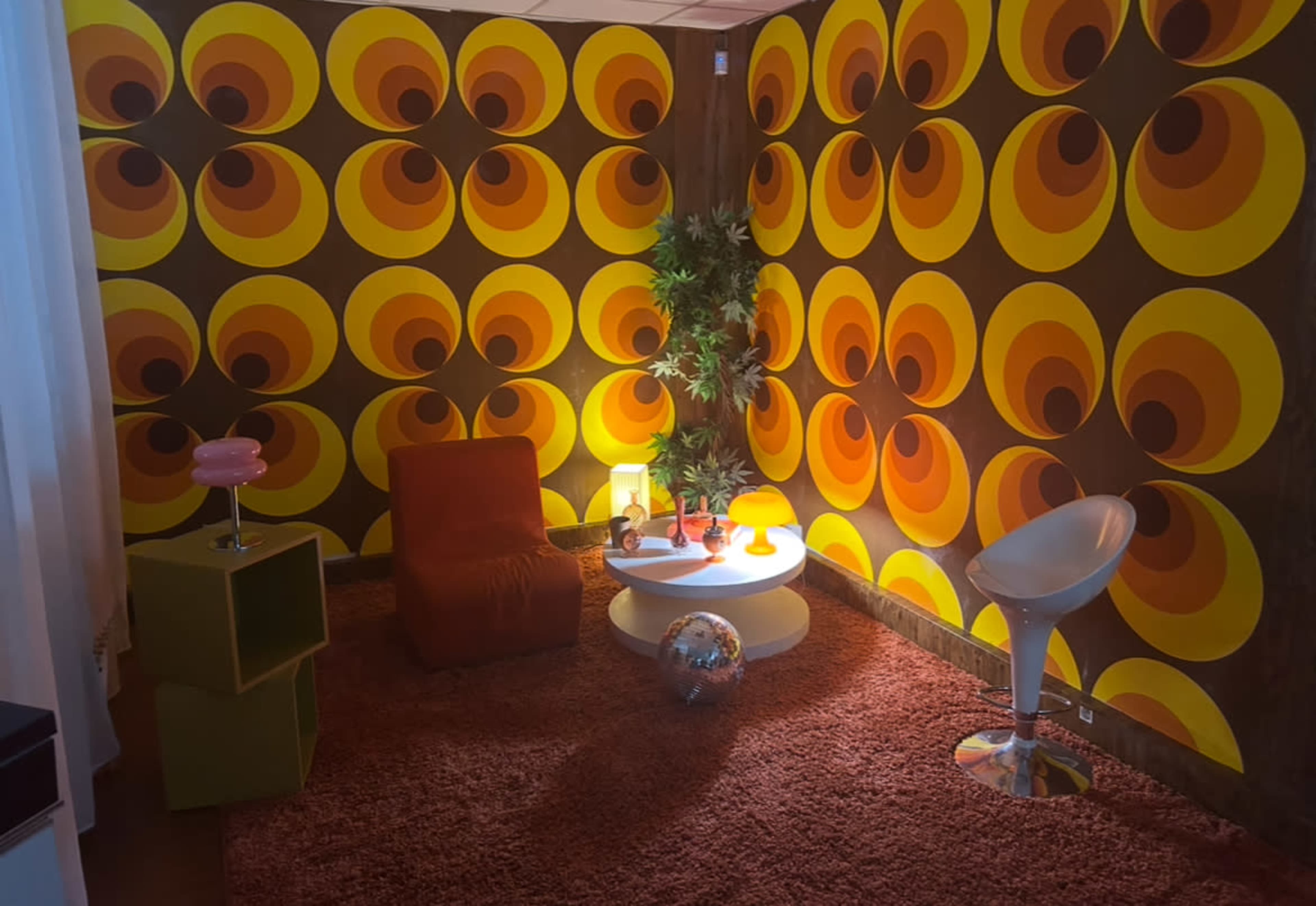 Studio à décor modulable (Cyclo/Hangar/Salon vintage/Coiffeur Afro/70 orange/Chambre rouge) Image in , Villejuif