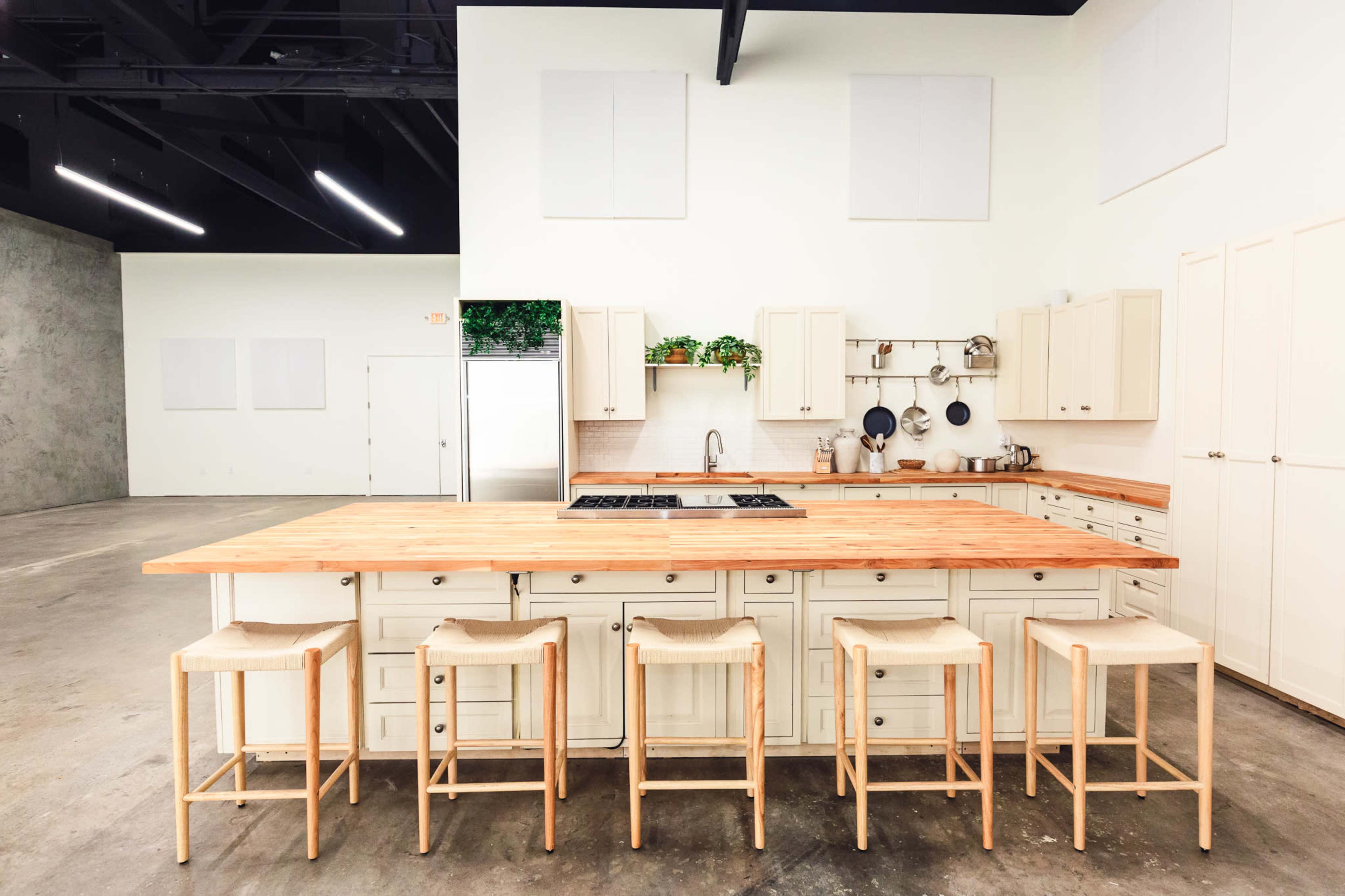 Studio Kitchen w/ Amenities Image in Southeast Portland, Portland, OR