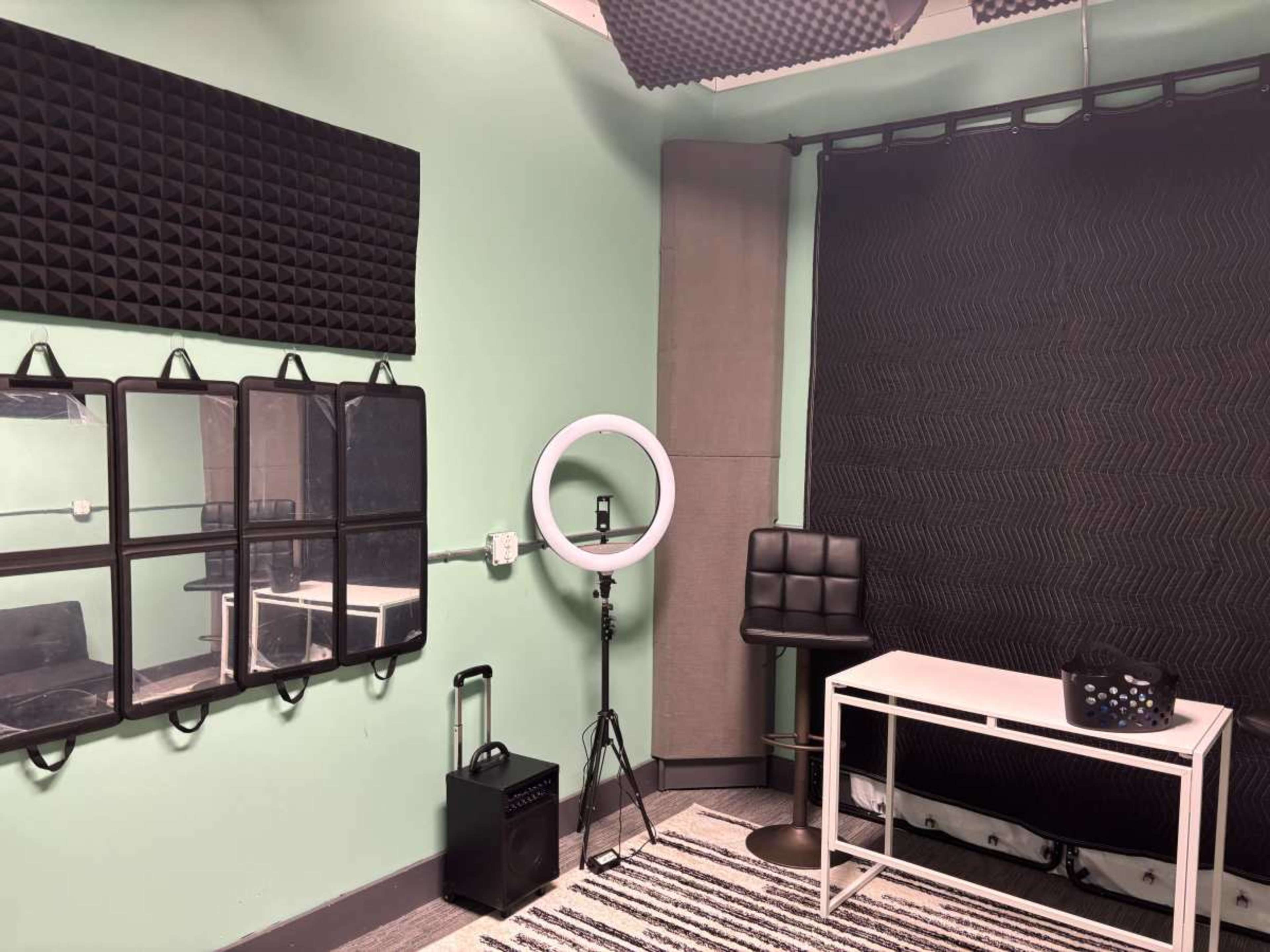 Small Affordable Multipurpose Space (For Hair braiders, Photographers, Musicians, etc.) Image in Warren, Warren, MI
