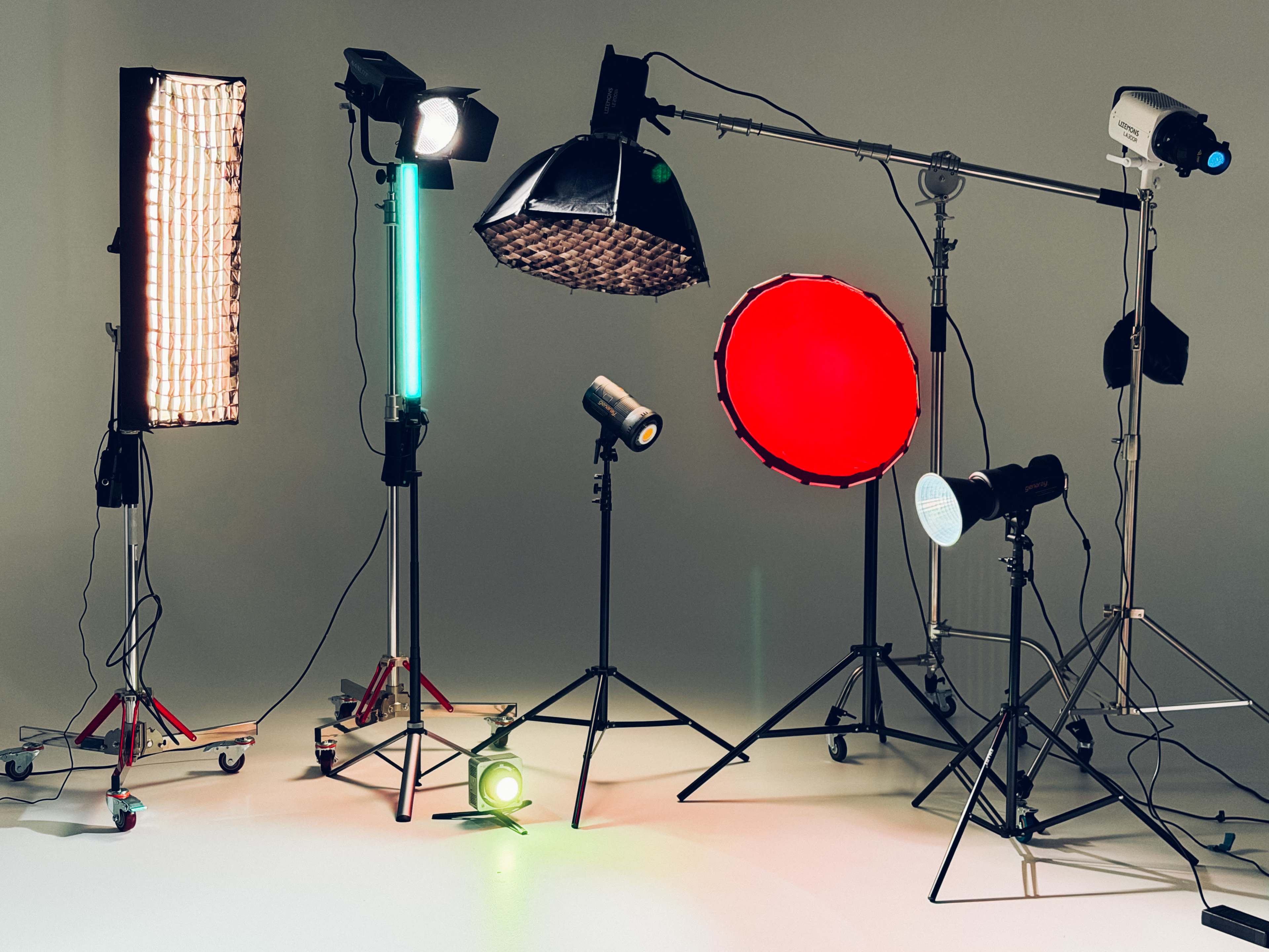 Studio with Free Lighting | White Cyc Wall, High Ceilings Image in Mid West, Houston, TX