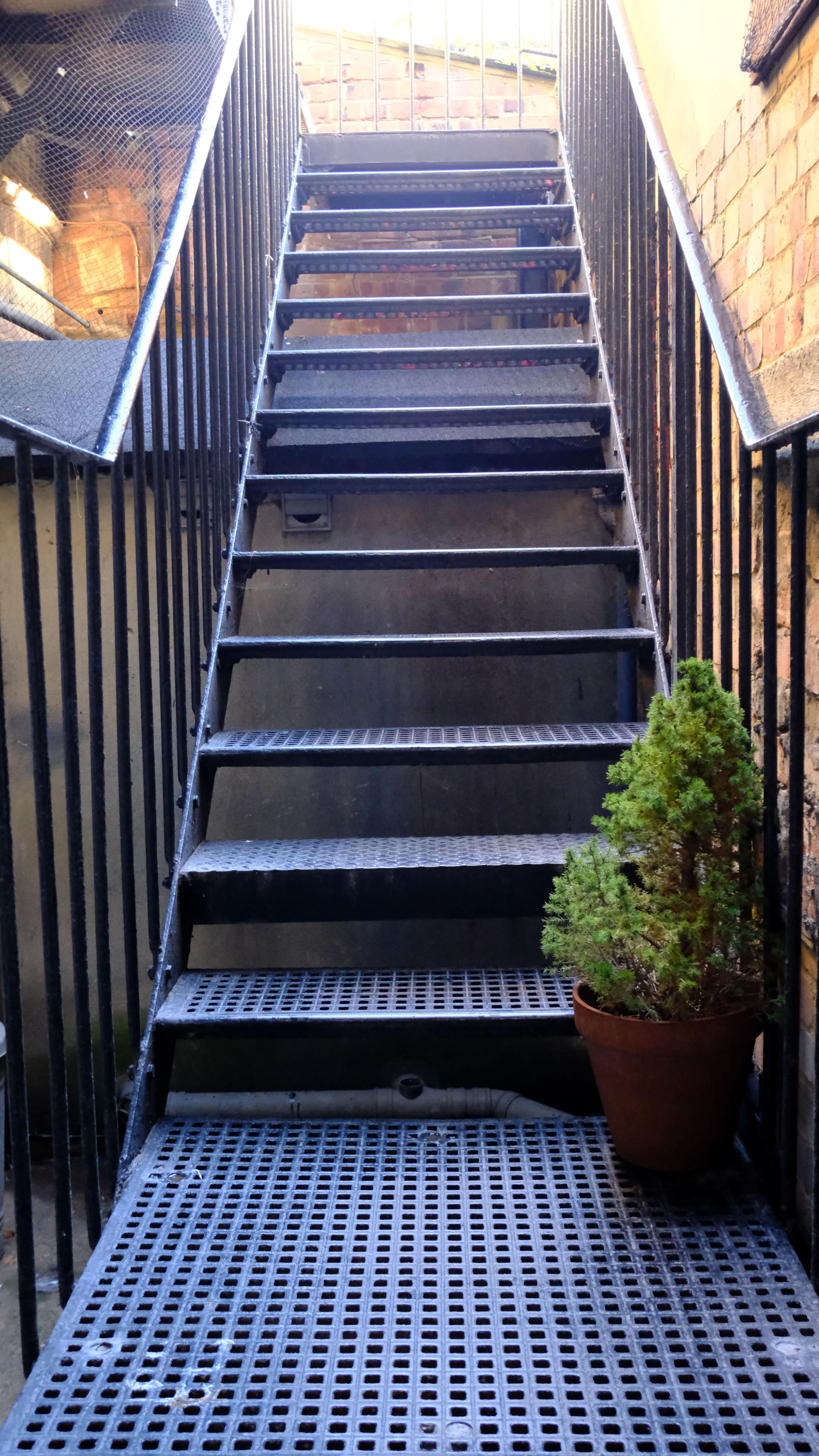 Natural light, open space studio for dance/rehearsals/wellbeing practices/castings. Image in Finsbury Park, London, ENG