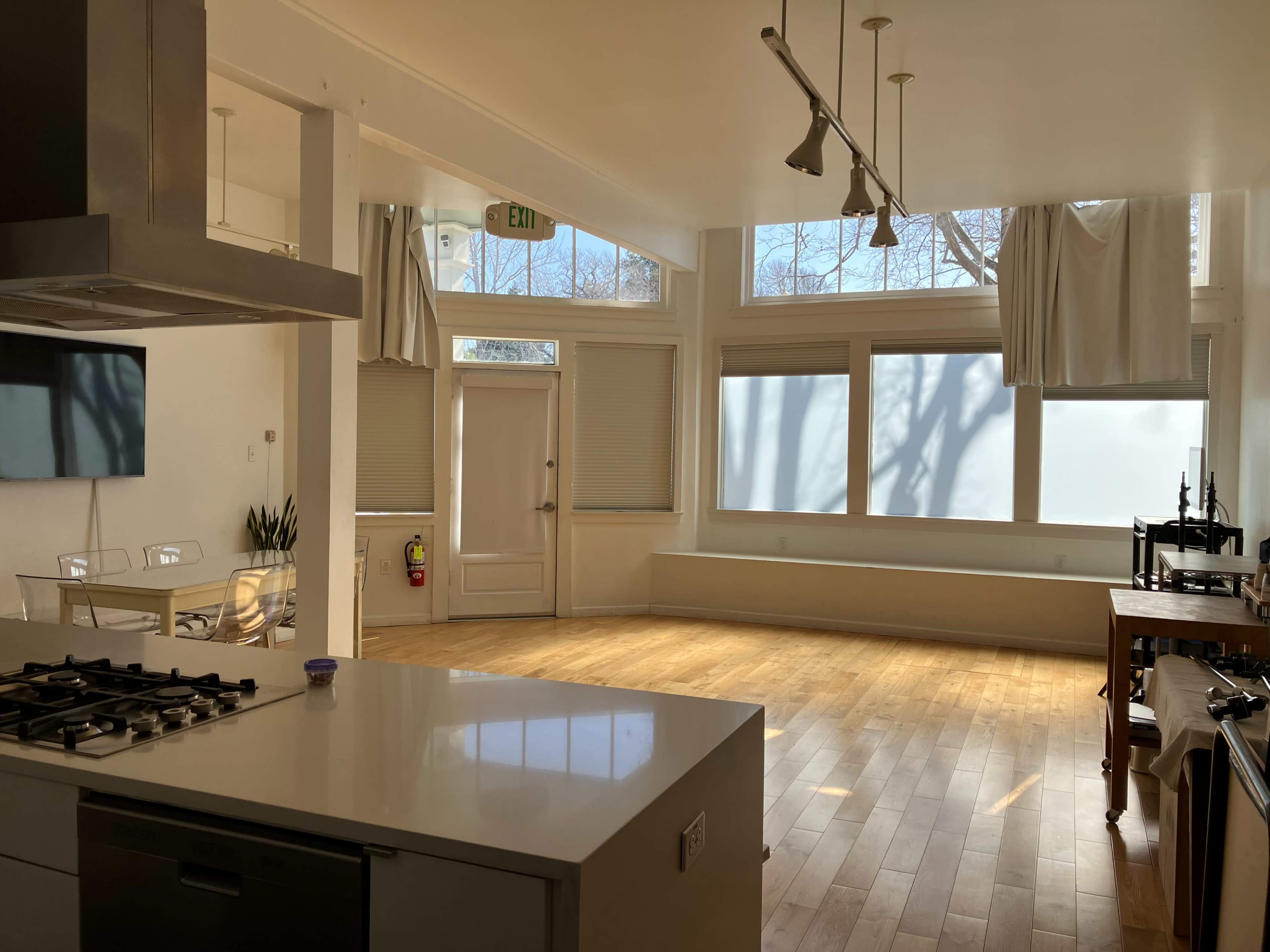 Photography studio with beautiful natural light near shopping and ocean Image in Northwest Berkeley, Berkeley, CA