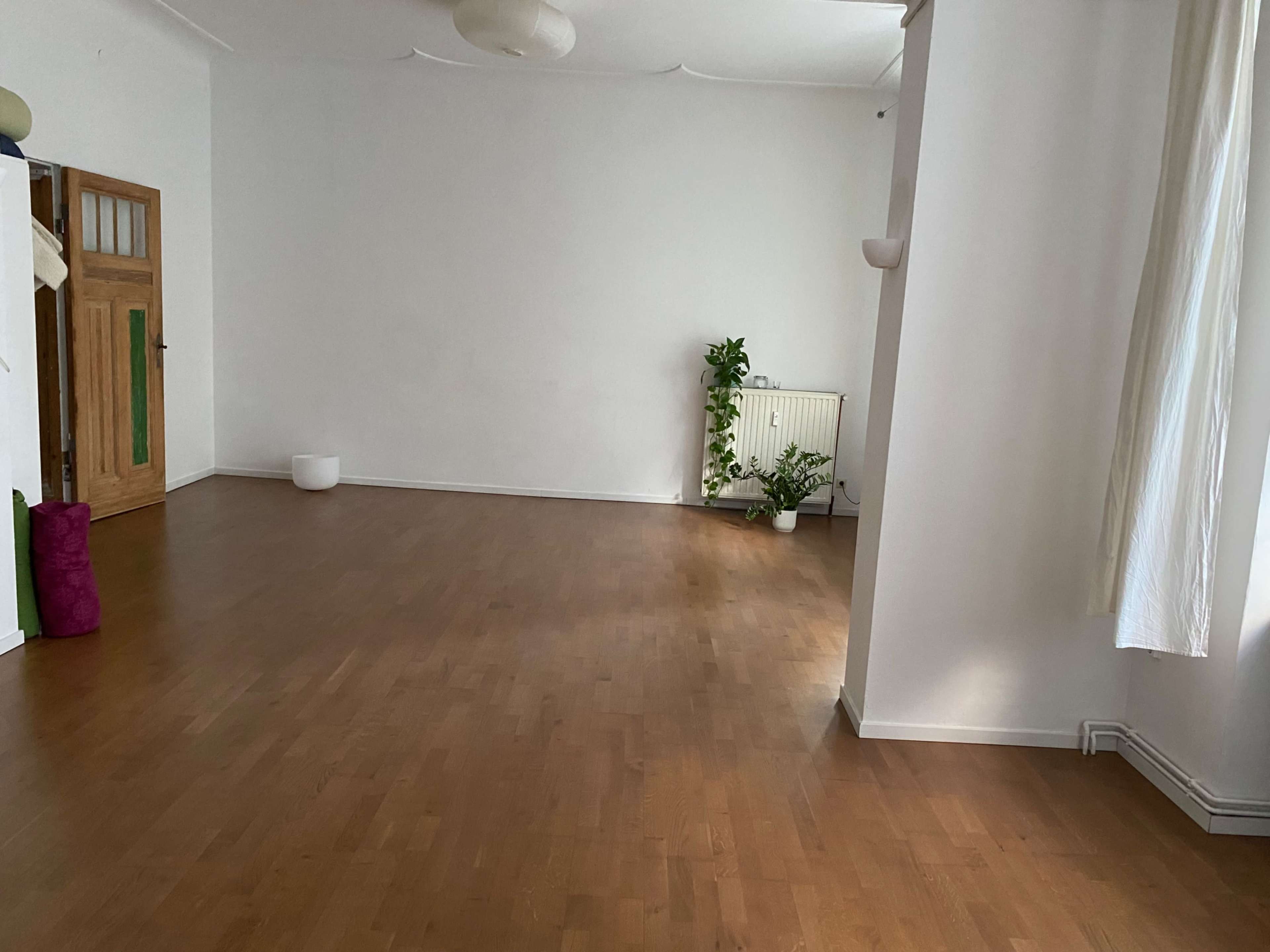 Bright Natural Light Studio in Alt-Treptow – Near Kreuzberg & NeuköllnUm Image in Alt-Treptow, Berlin