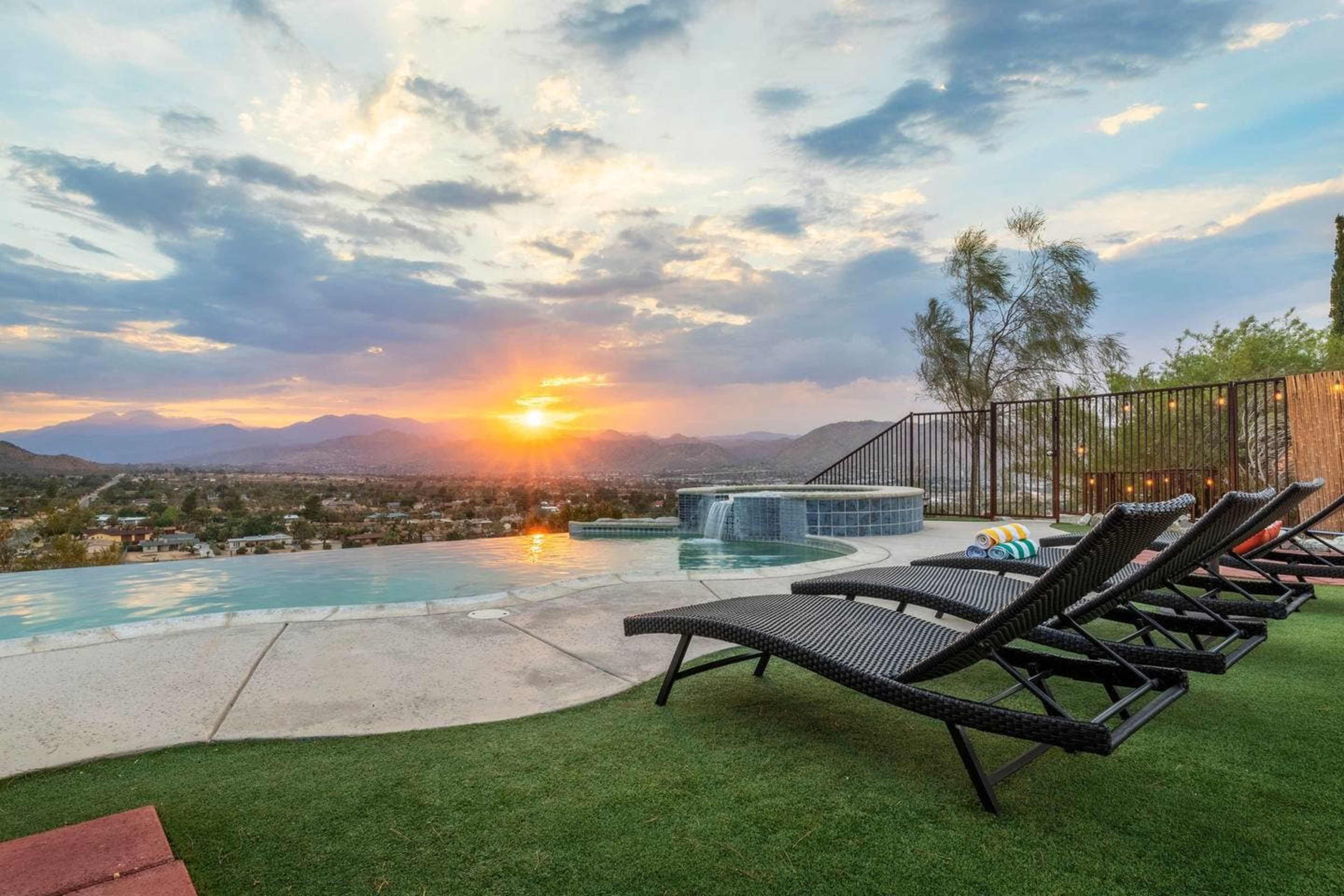 Sunset House Joshua Tree | Infinity Pool, Spa, Views & Hiking Trail ...