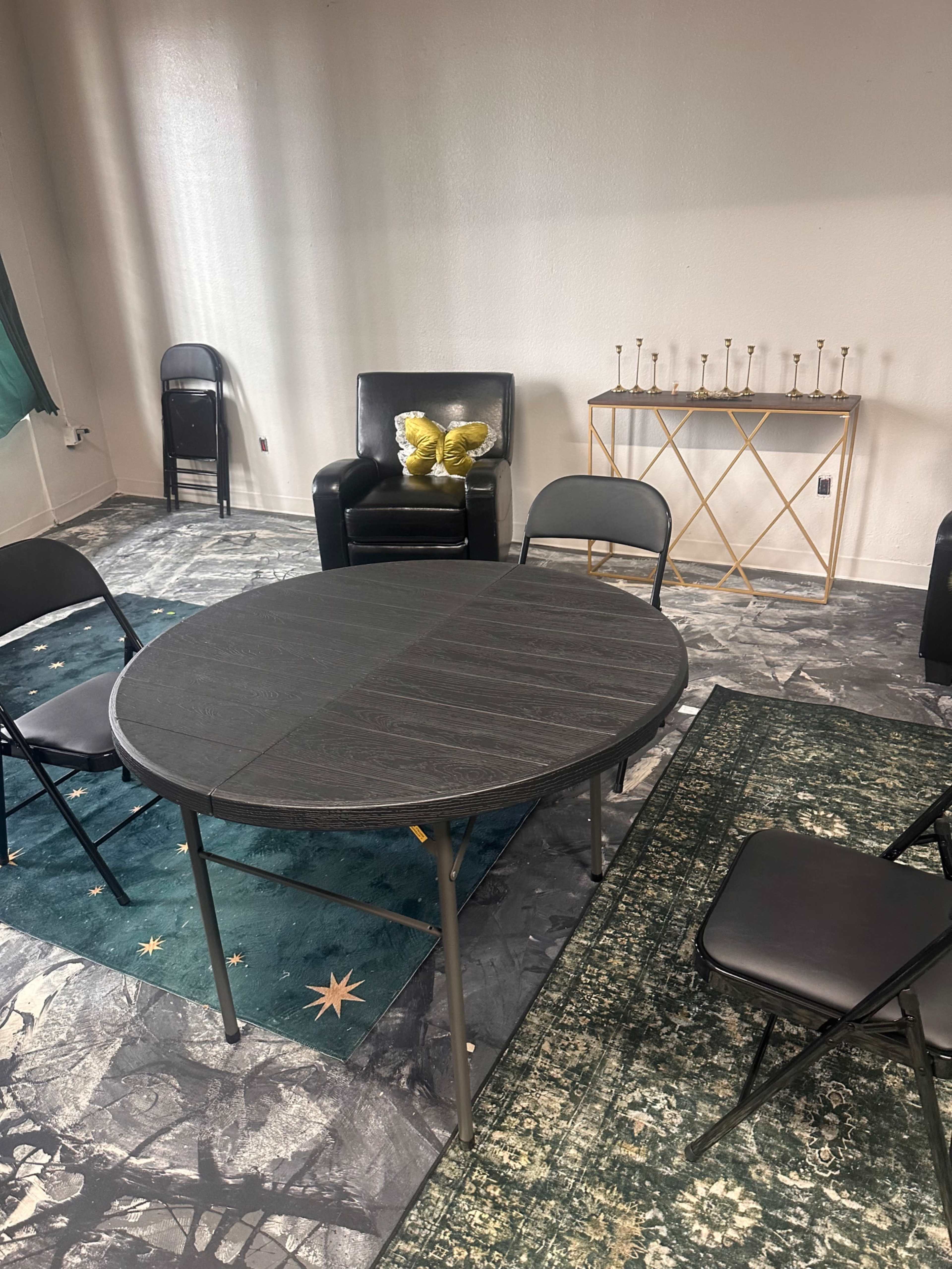 Cozy Vintage Studio Image in West Tahoe Park, Sacramento, CA