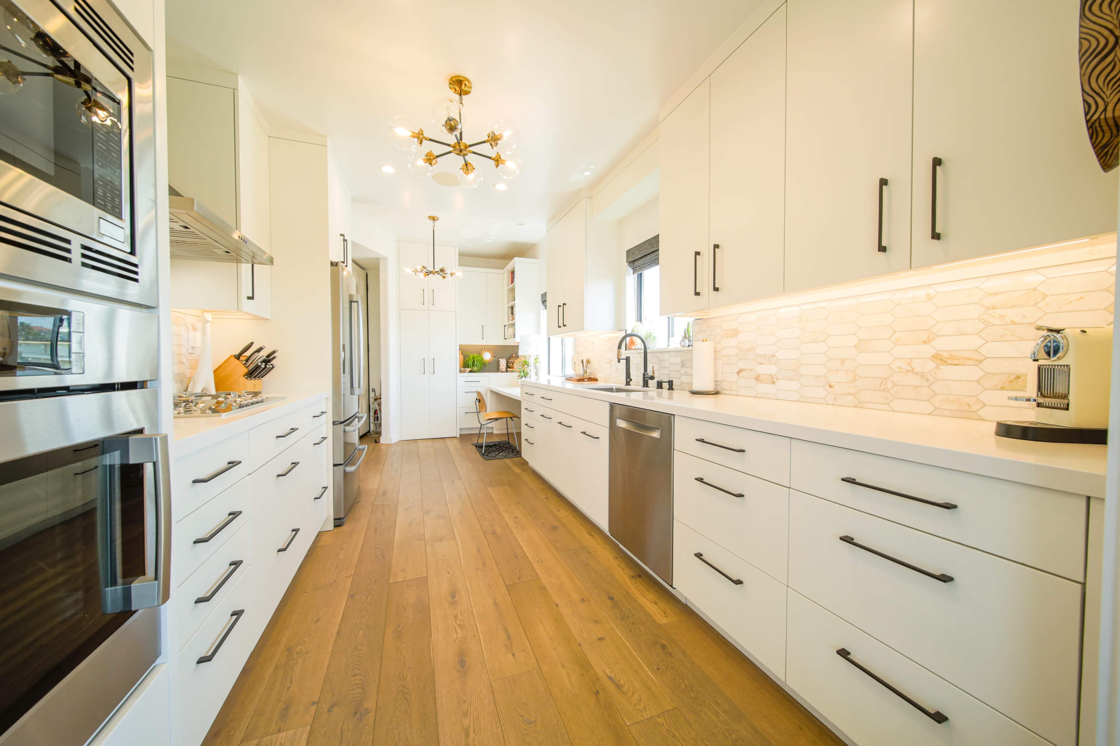 Bright Top-Floor Santa Monica Condo with High Ceilings – Ideal for Film & Photo Shoots Image in Wilshire Montana, Santa Monica, CA