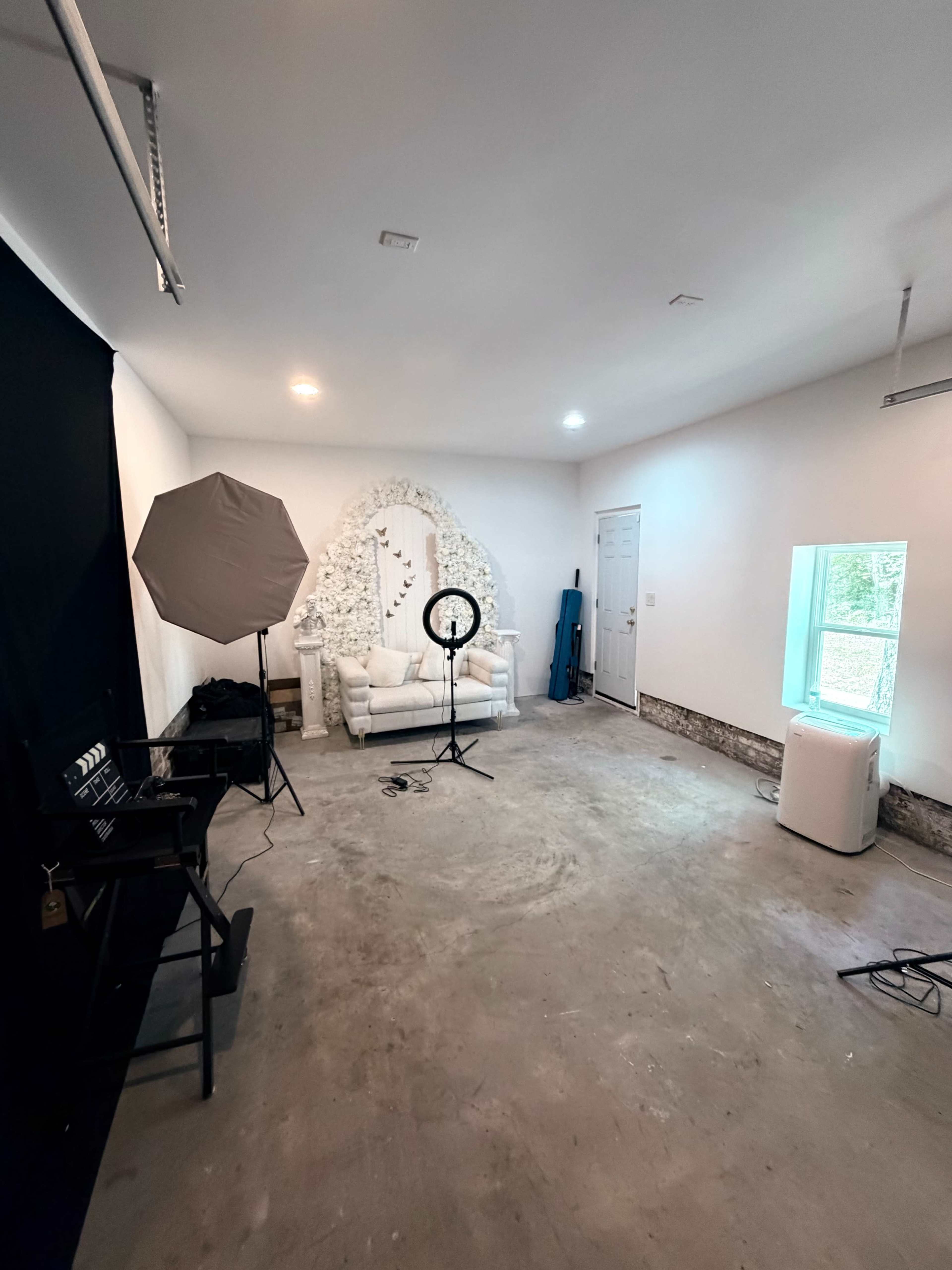 Versatile Photoshoot Studio with Styled Backdrops & Lounge Setups Image in Suitland-Silver Hill, Suitland, MD