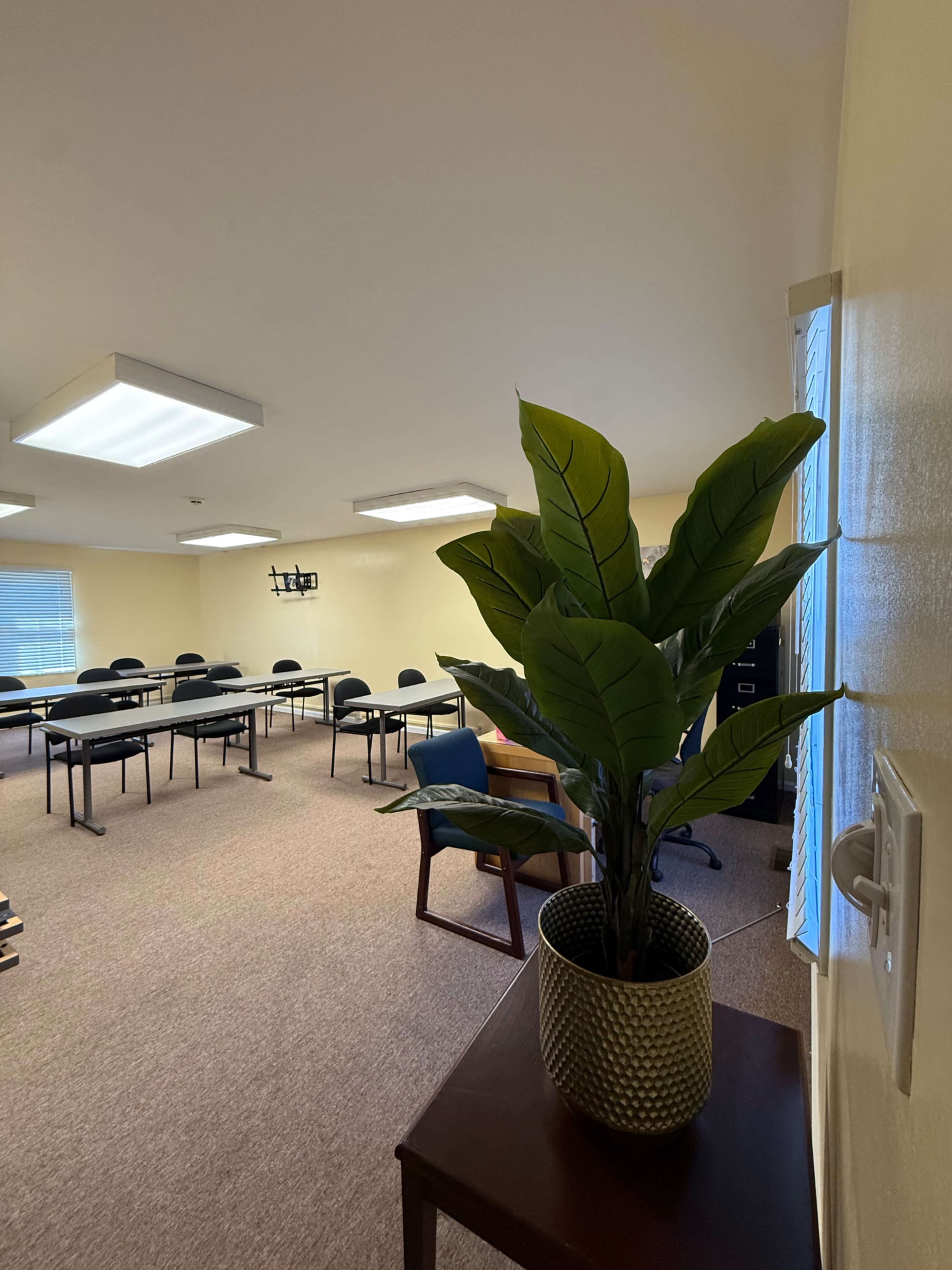 Modern One Floor Office Space for Meetings, Workshops, and Creative Projects Image in Secane, Secane, PA