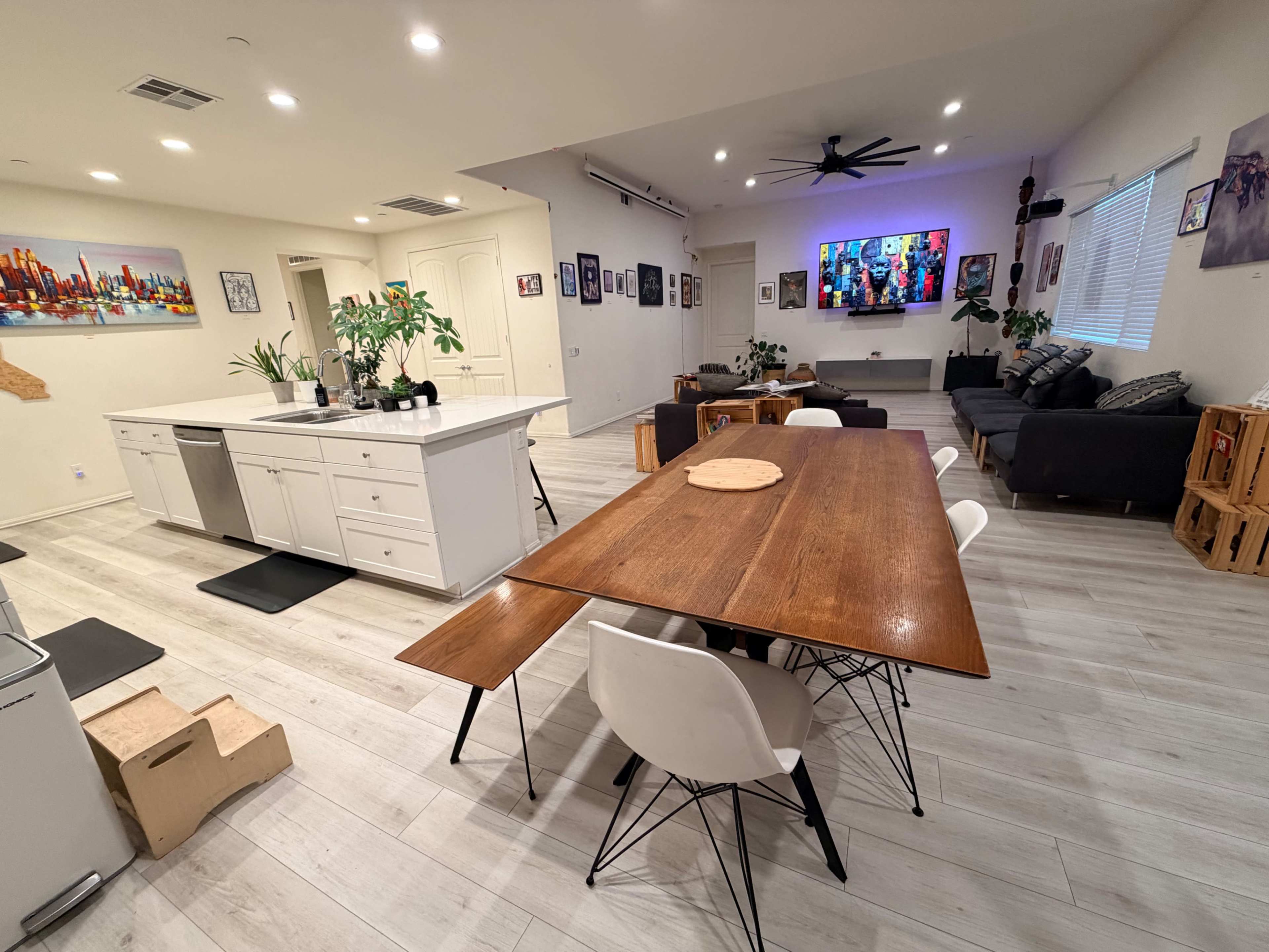 Bright Modern Open-Concept Home | Natural Light + Art Walls for Photo & Video Shoots Image in Perris, Perris, CA