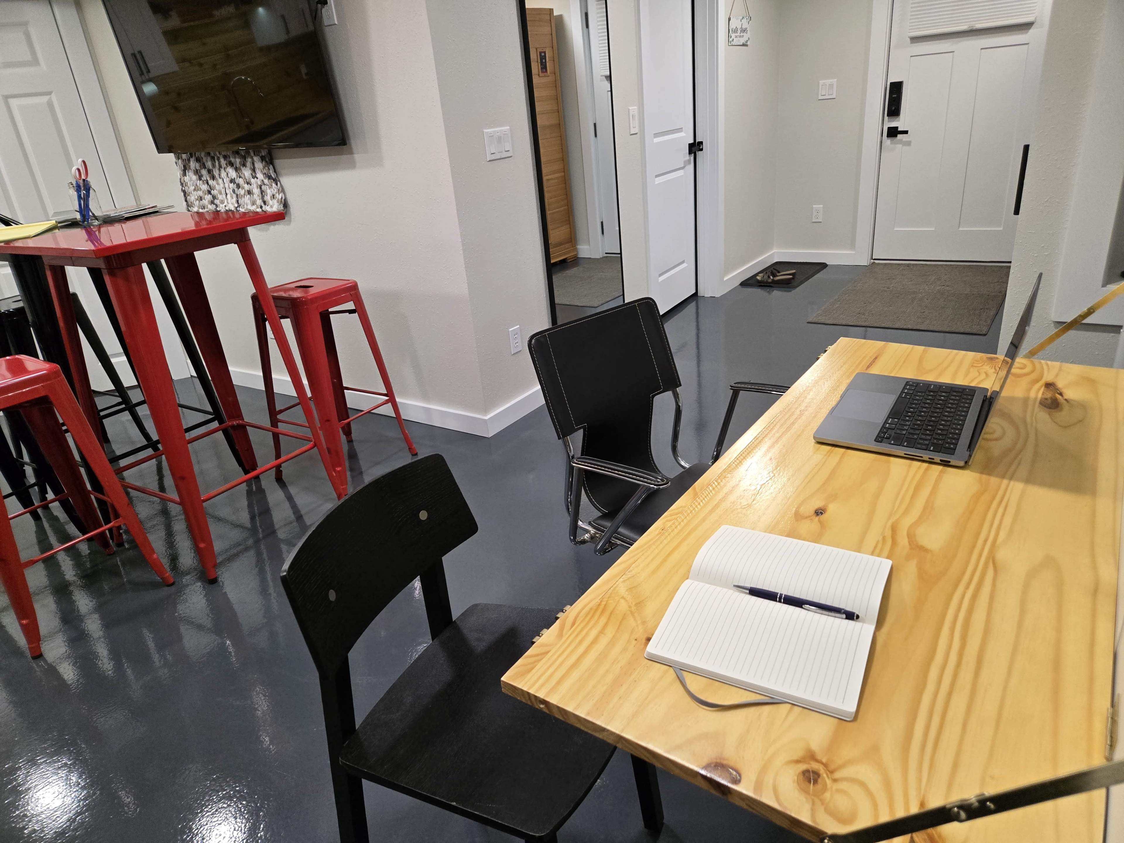 Aesthetic Urban Studio: Mini Chef’s Kitchen, Sauna & Fast WiFi Image in Kennydale, Renton, WA