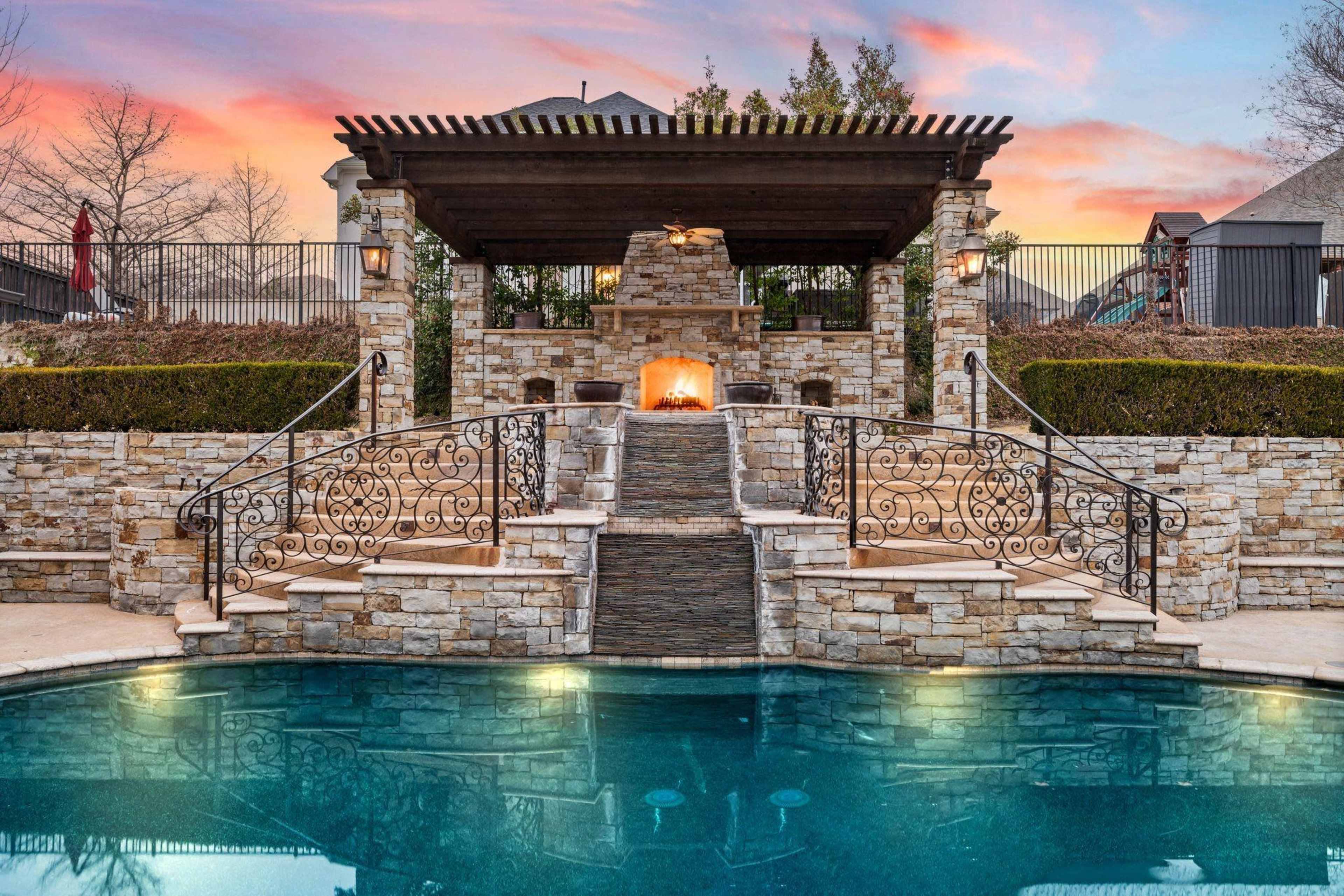 Venetian-style Pool/Spa combination Backyard Image in Heritage, Fort Worth, TX
