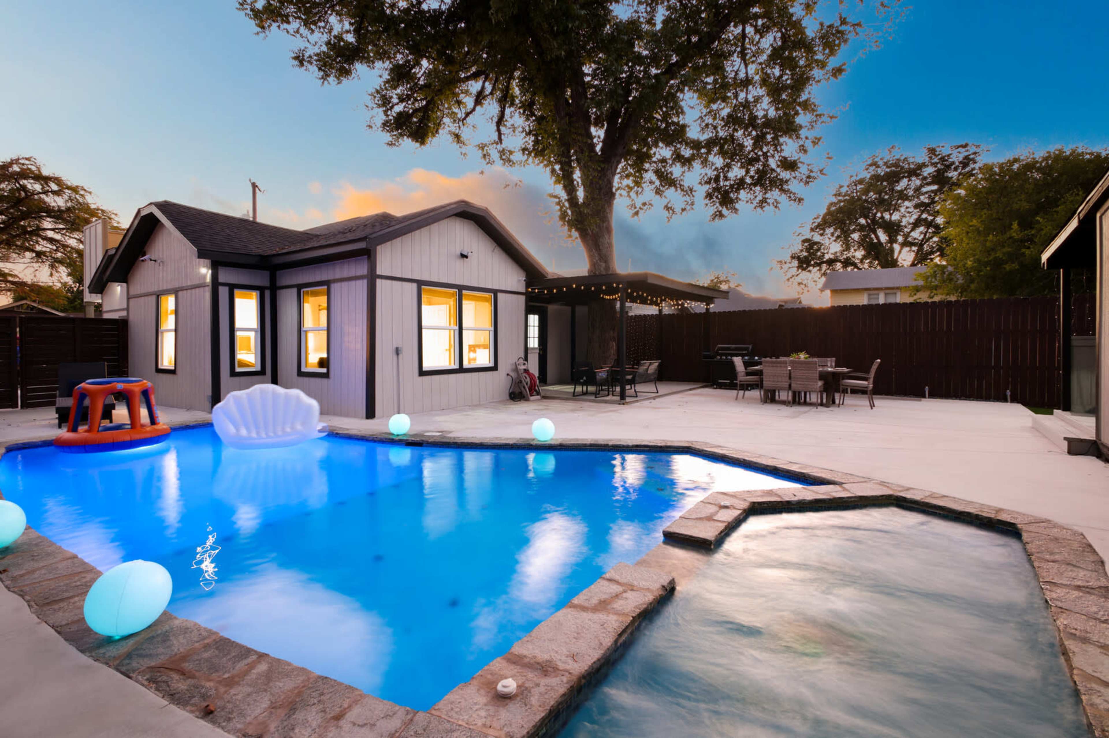 Entire Luxury Home with Heated Pool & Hot tub, 10 min downtown Image in Near Northwest, San Antonio, TX
