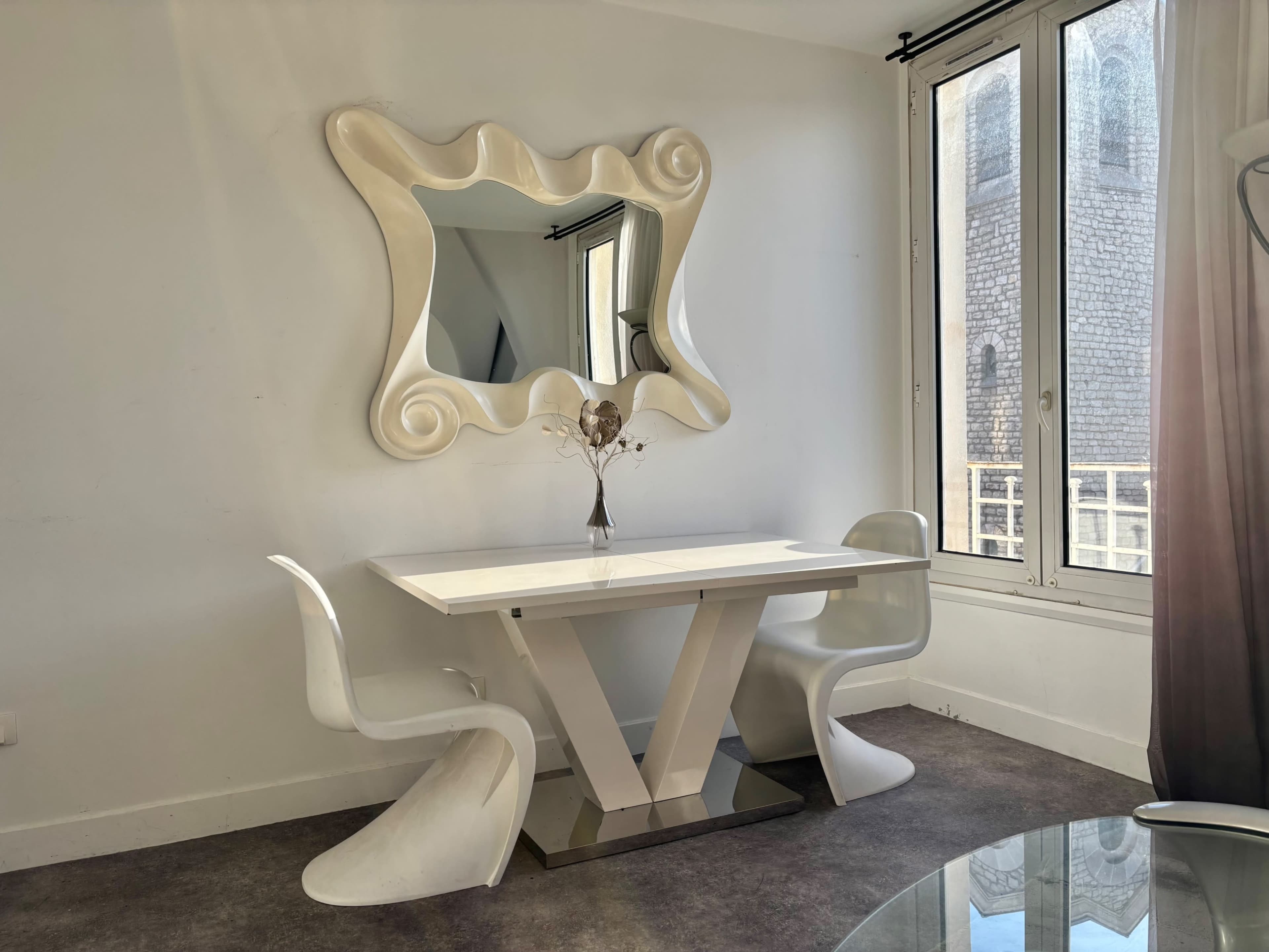 Appartement moderne et futuriste avec décor organique et lumière naturelle Image in , Saint-Ouen