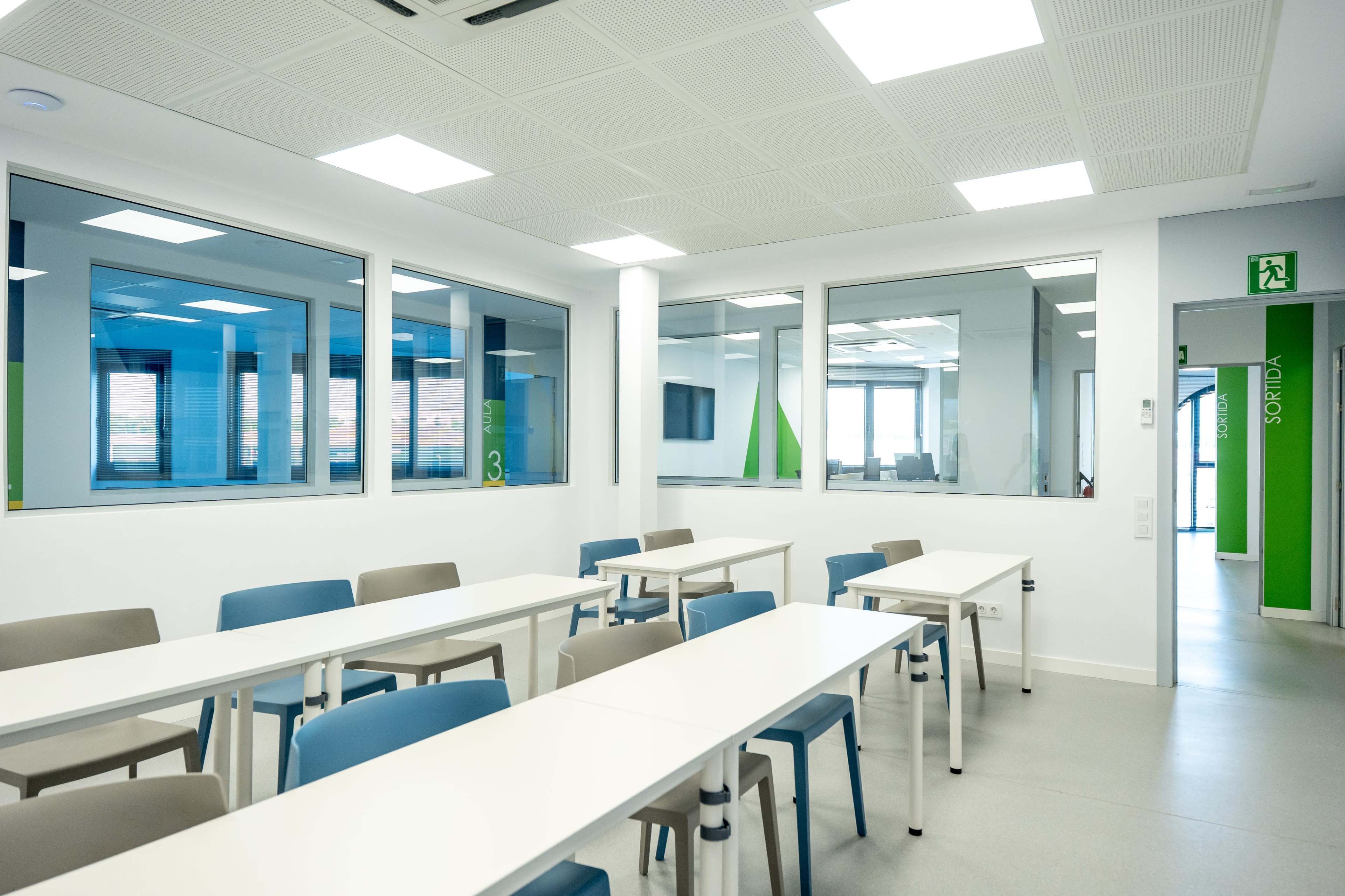 Sala de formación versátil y totalmente equipada en ubicación estratégica Image in , Sant Quirze del Vallès, B