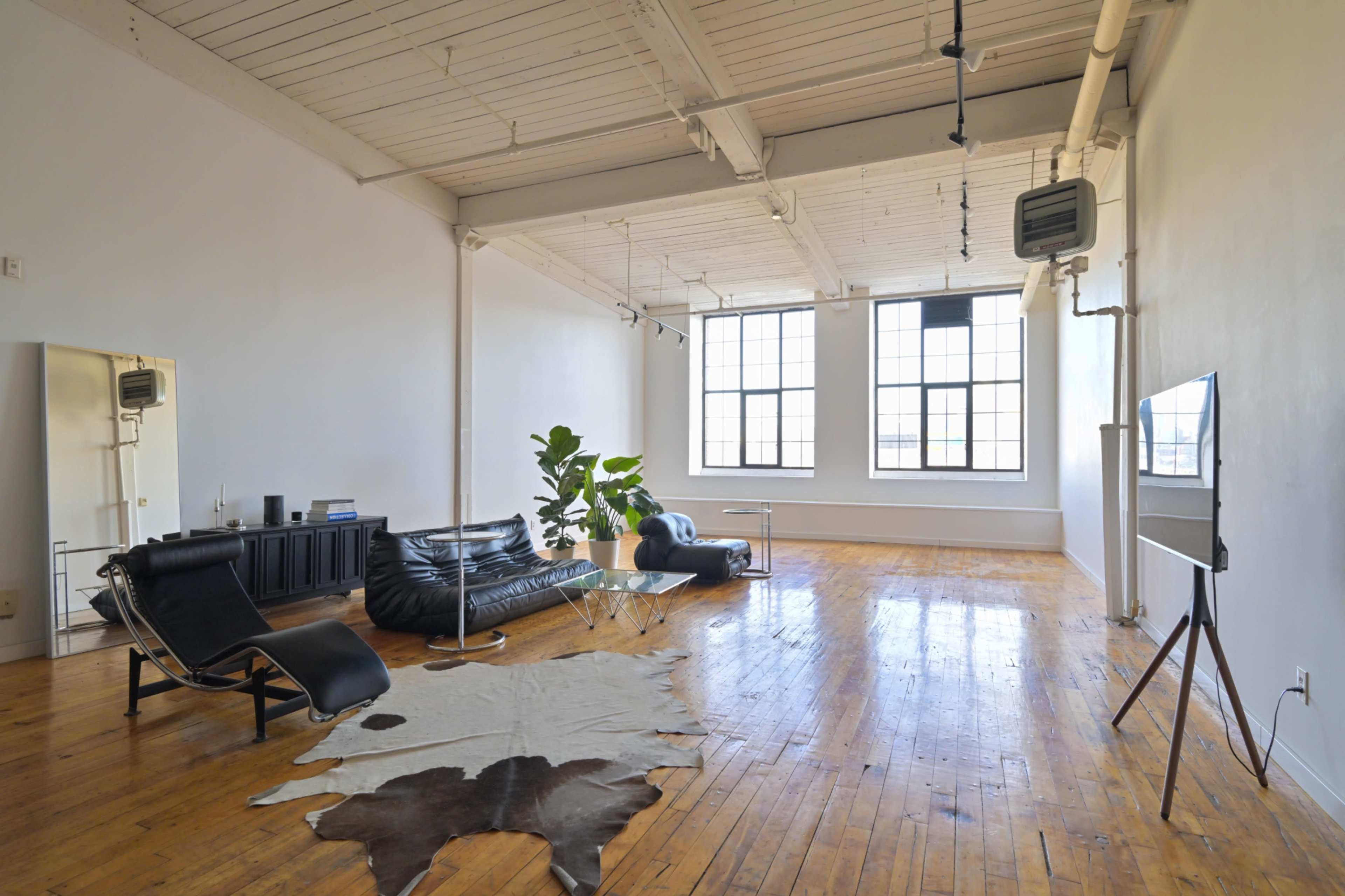 Versatile Daylight Loft for Social Events, Brand Activations, and Creative Gatherings Image in SODO, Seattle, WA