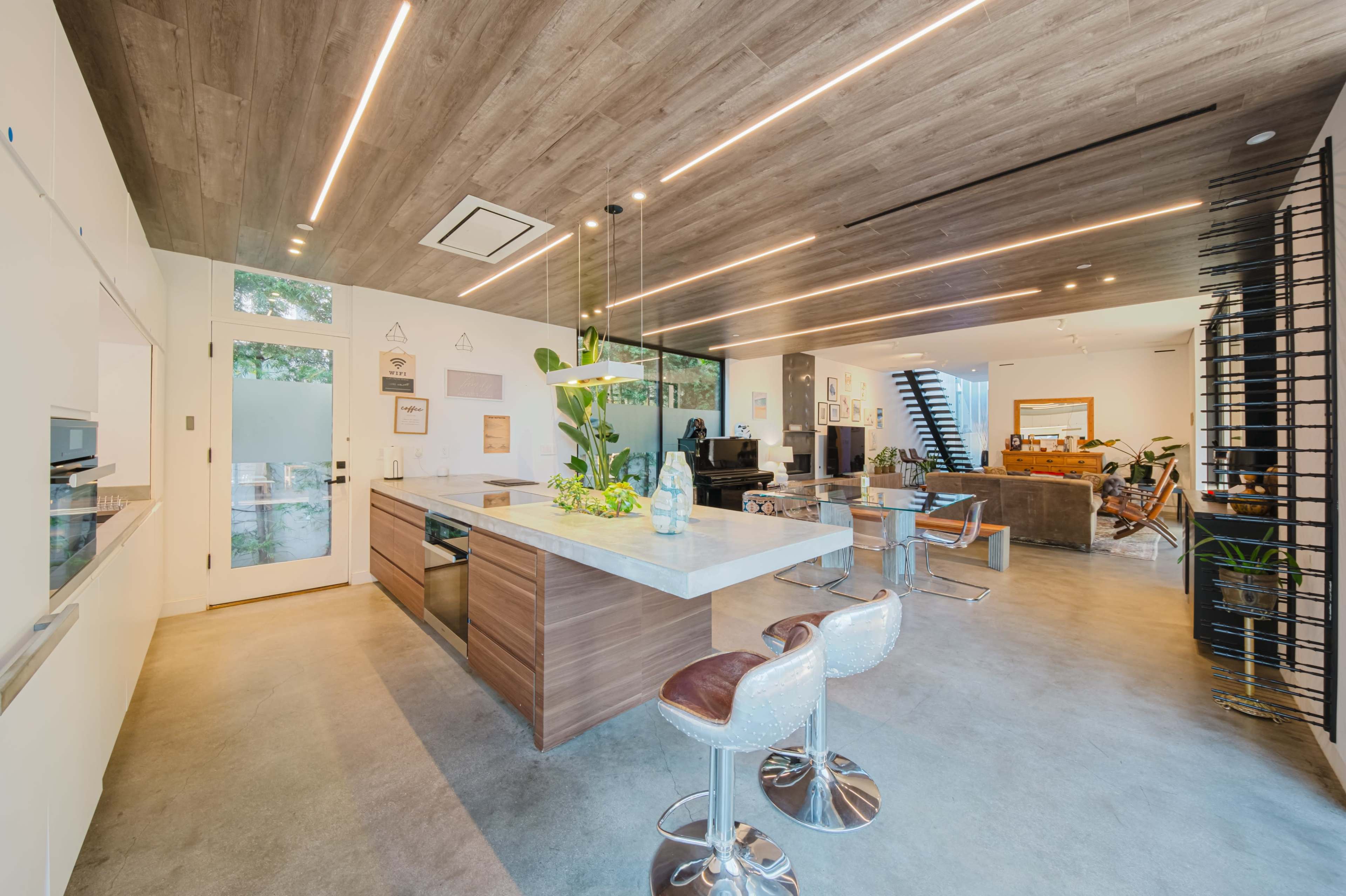 MODERN MINIMALIST ROOFTOP RETREAT Image in Venice, Los Angeles, CA