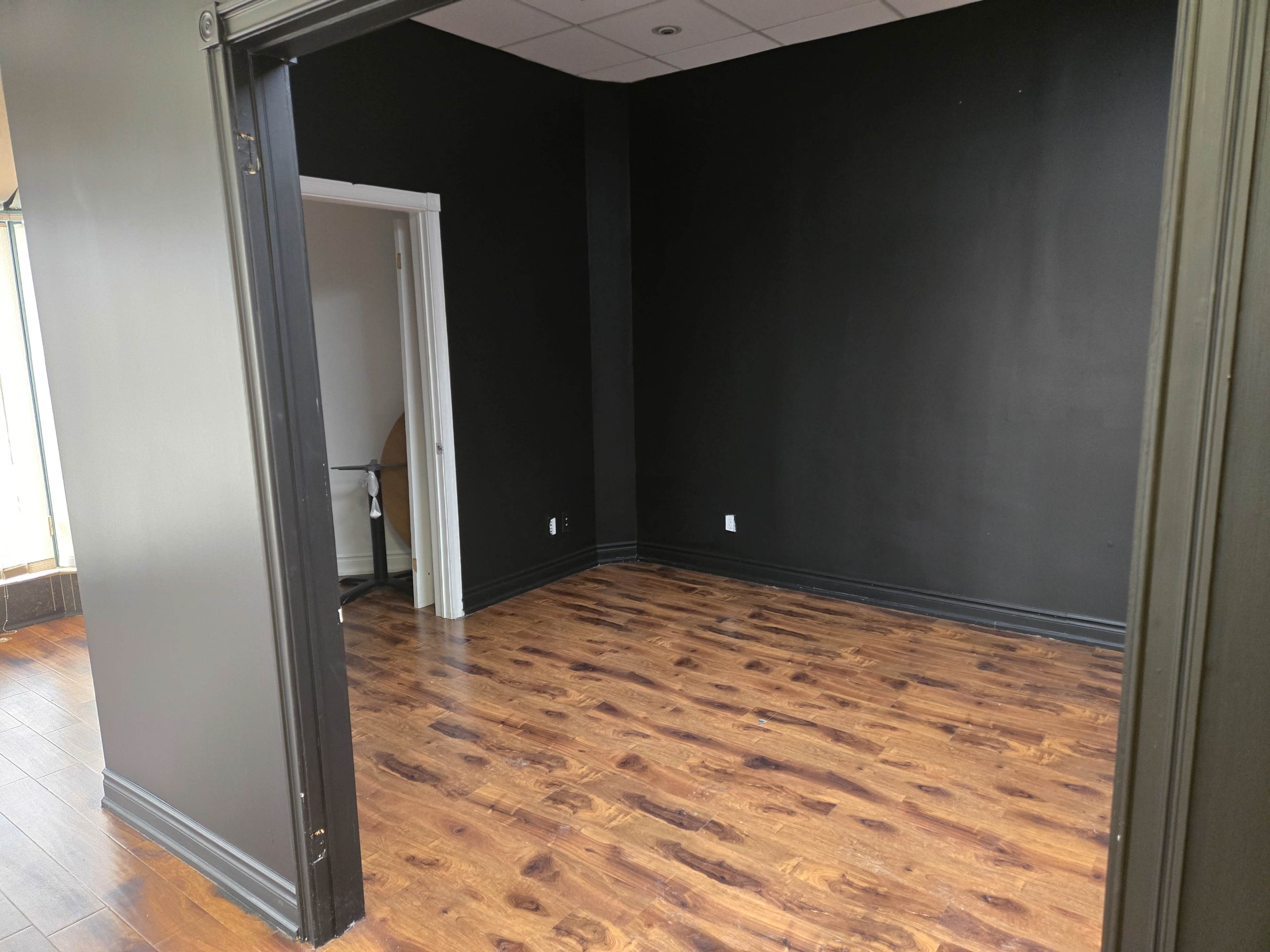 Office or studio space with lots of amenities close by. Image in Woodbridge, Woodbridge, ON