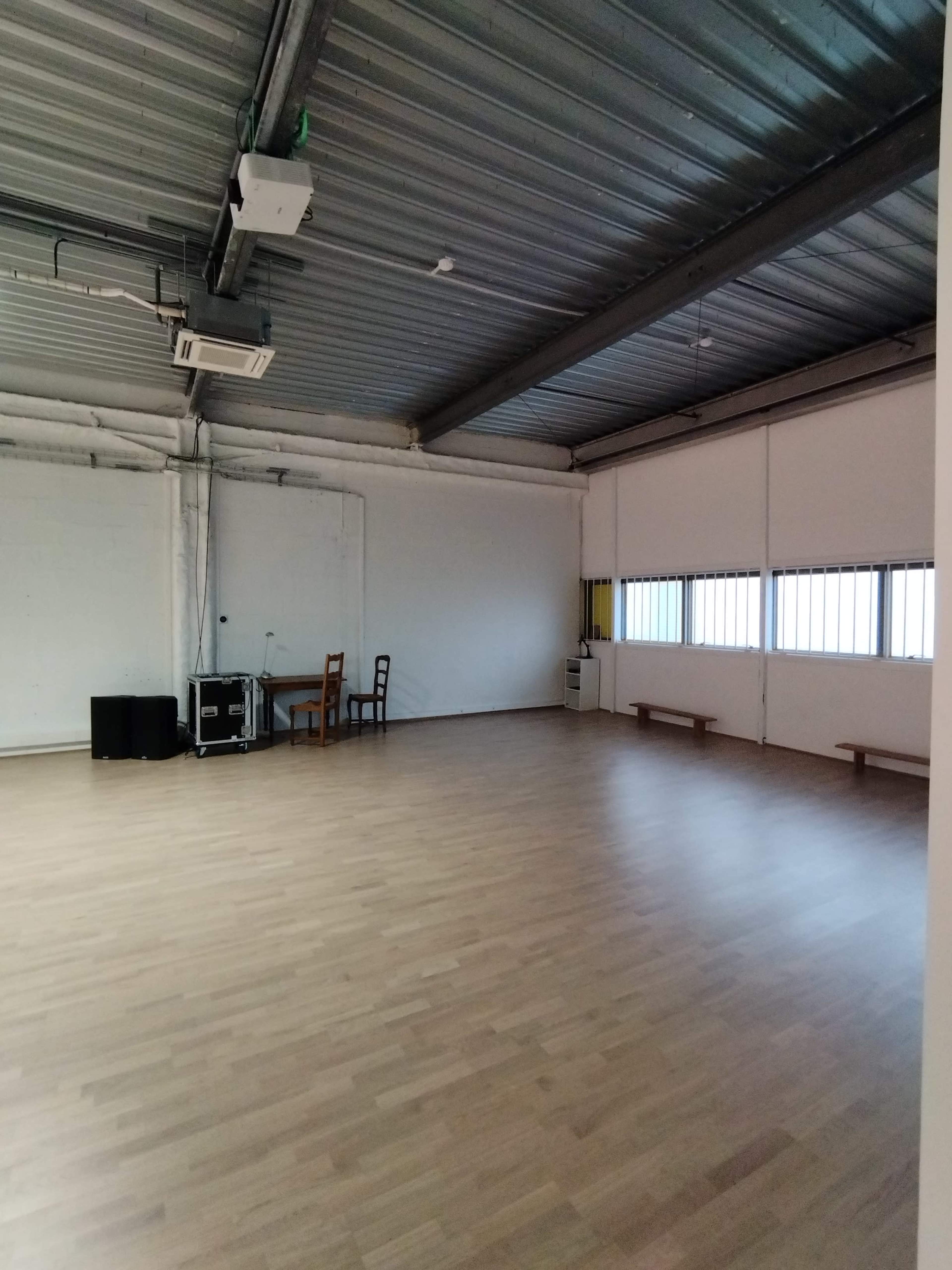 Grand studio de danse lumineux Image dans , Pantin, 