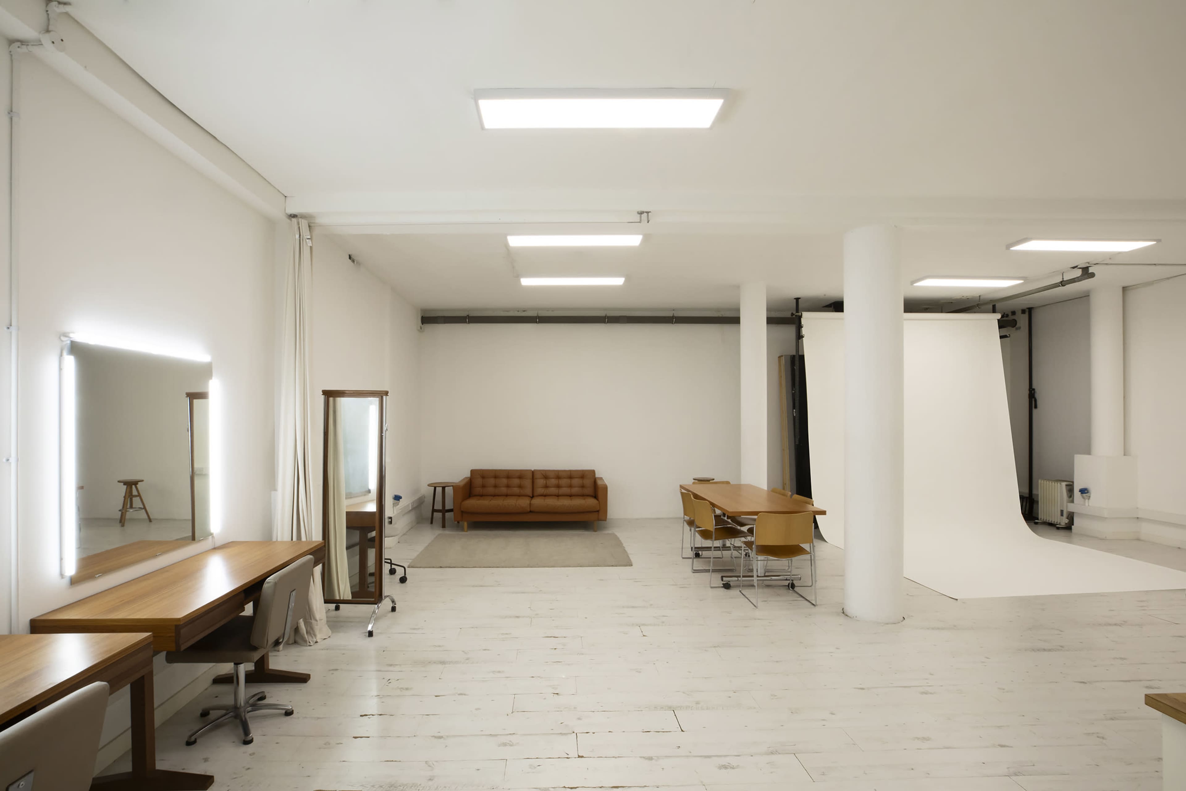 880 sq Ft Studio With White, Black, Grey, Chroma Green and more Colour Backdrops Image in Kentish Town, London, ENG