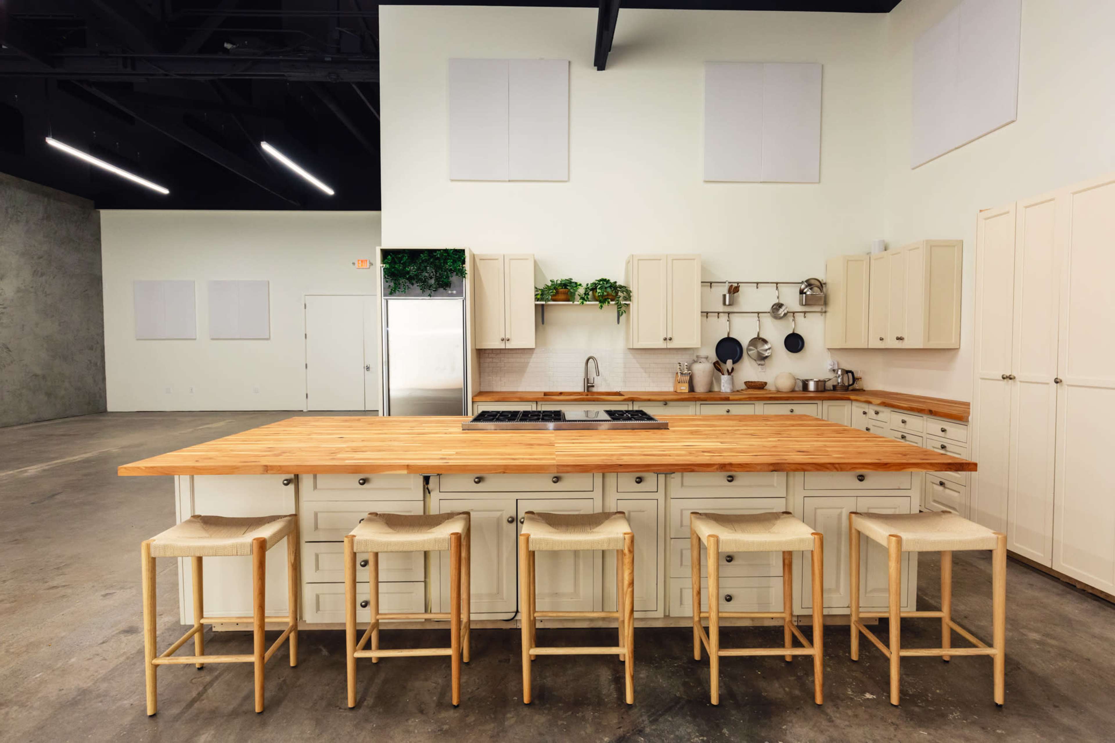 Studio Kitchen w/ Amenities Image in Southeast Portland, Portland, OR