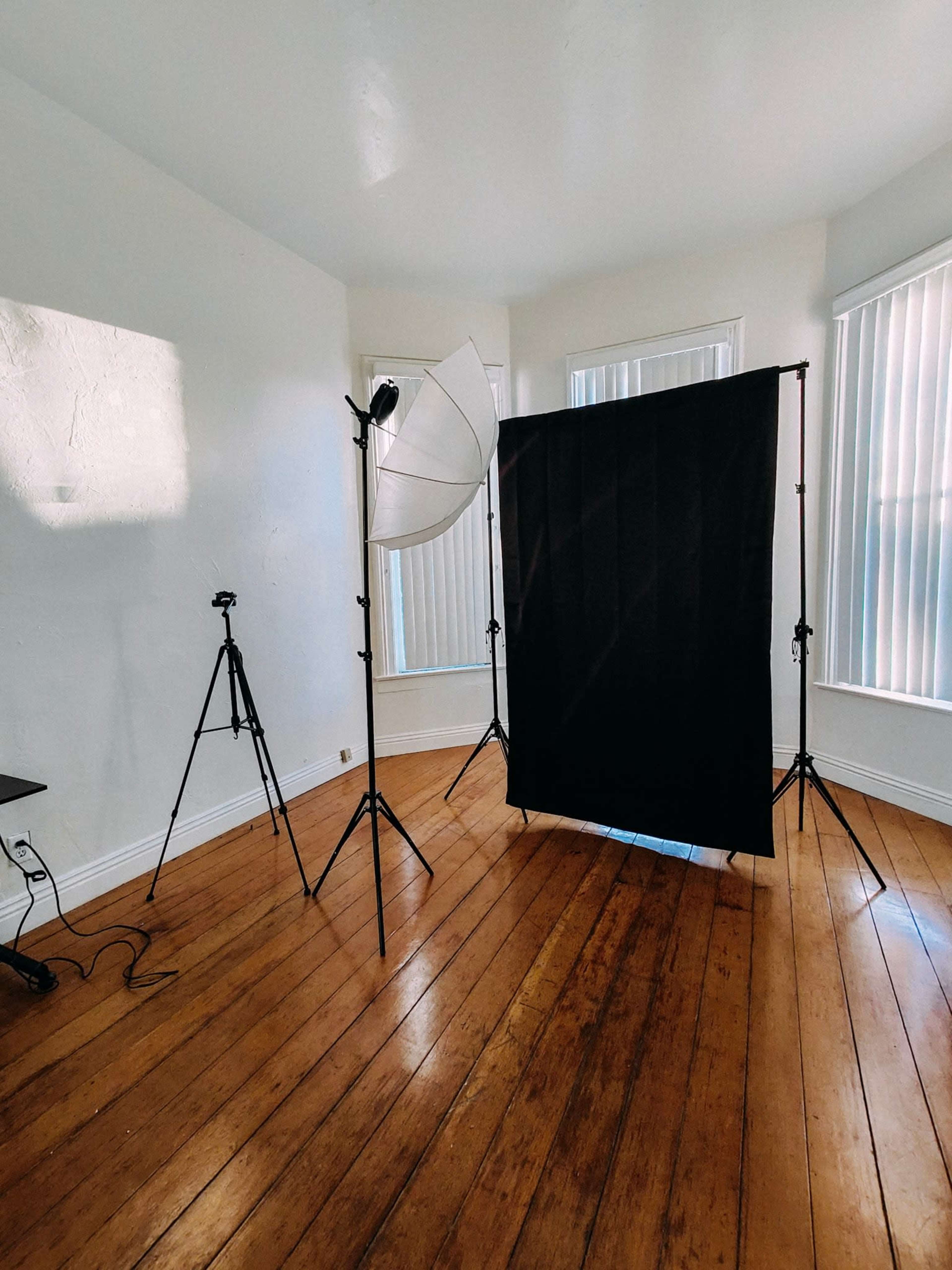 Downtown Victorian Apartment with Lovely Natural Lighting Image in Sherman Heights, San Diego, CA