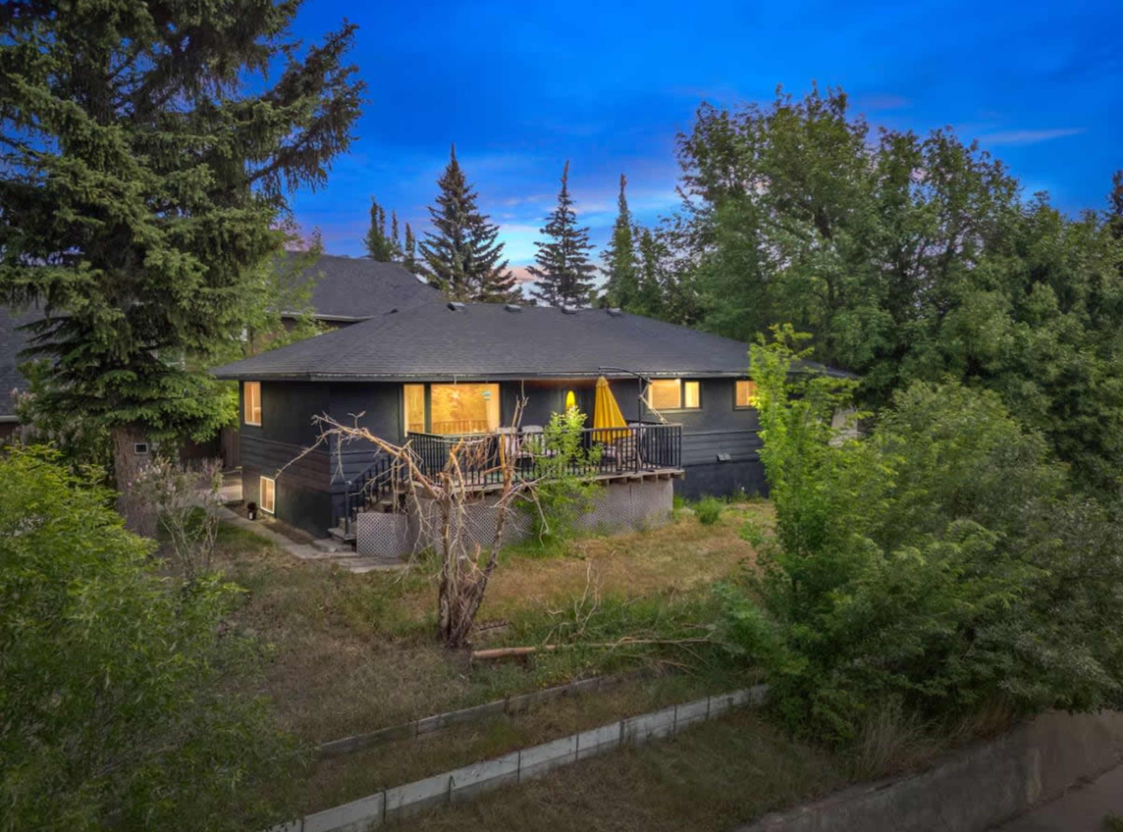 Cozy Calgary Retreat on 1/3 Acre – Stylish, Relaxing, and Full of Character Image in Northwest Calgary, Calgary, AB