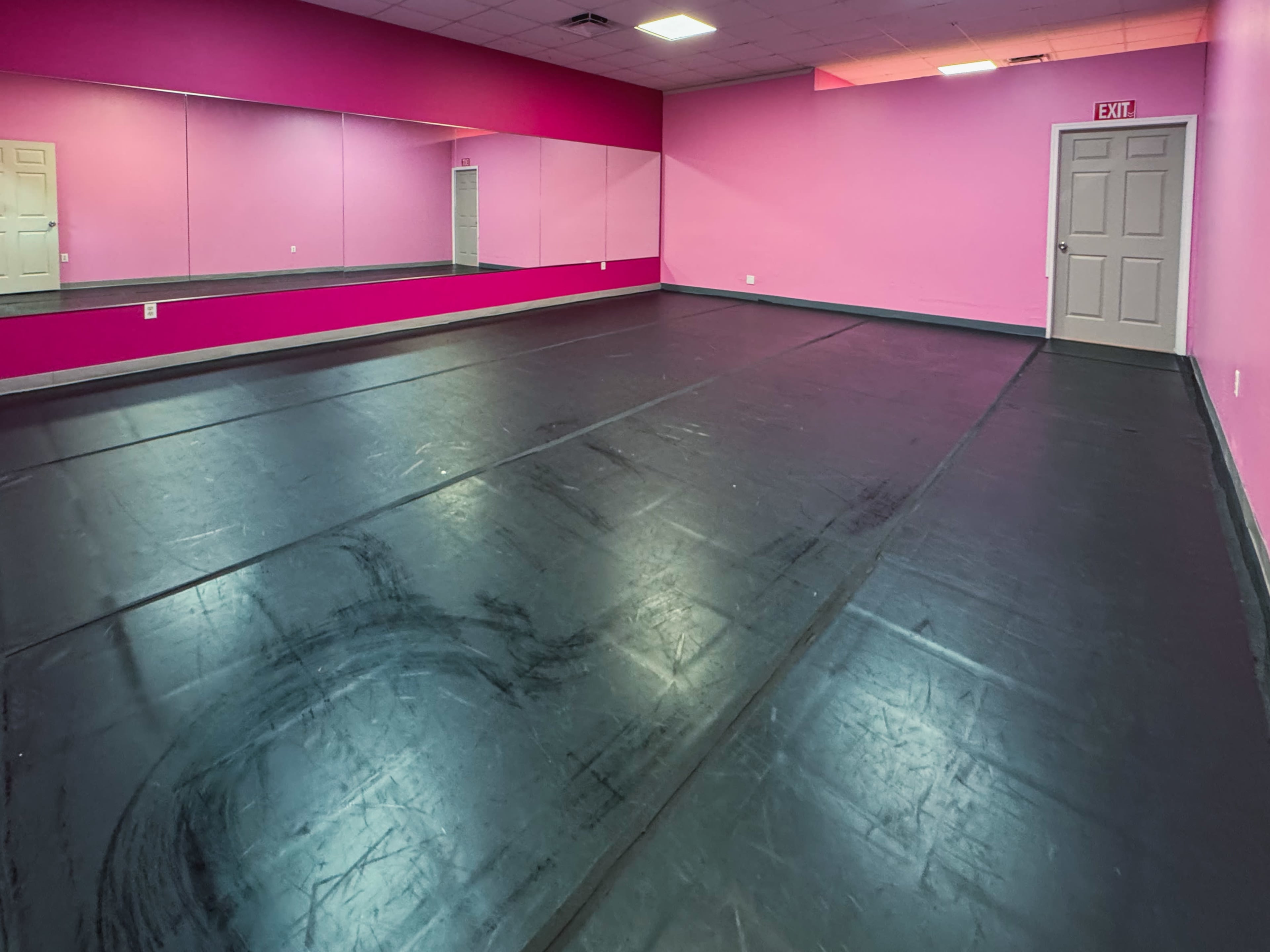 Creative Studio with Mirrors, Flat Flooring & On-Site Amenities Image in , Kissimee, FL