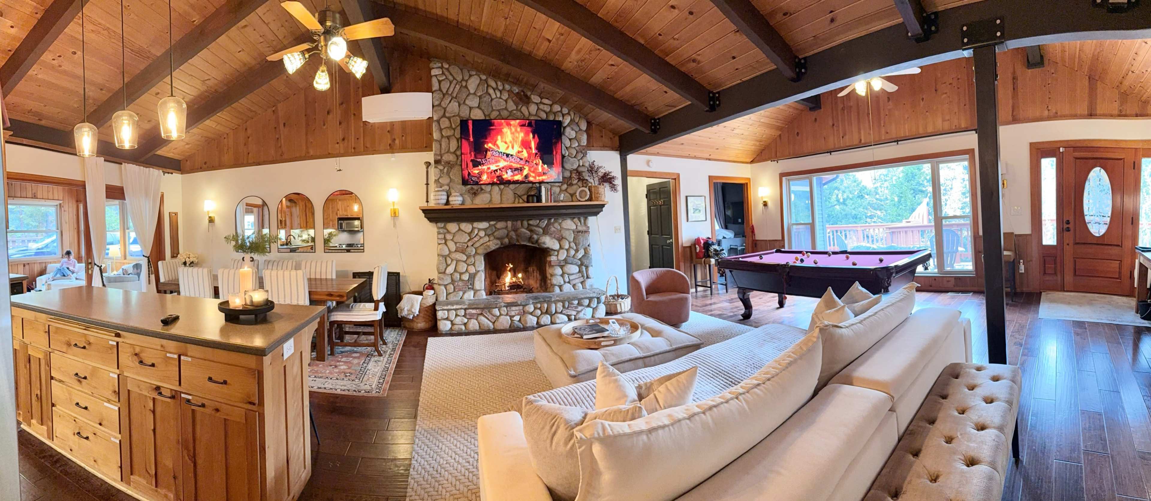 Large Entertaining Cabin in a Secluded Mountain Setting Image in , Twin Peaks, CA