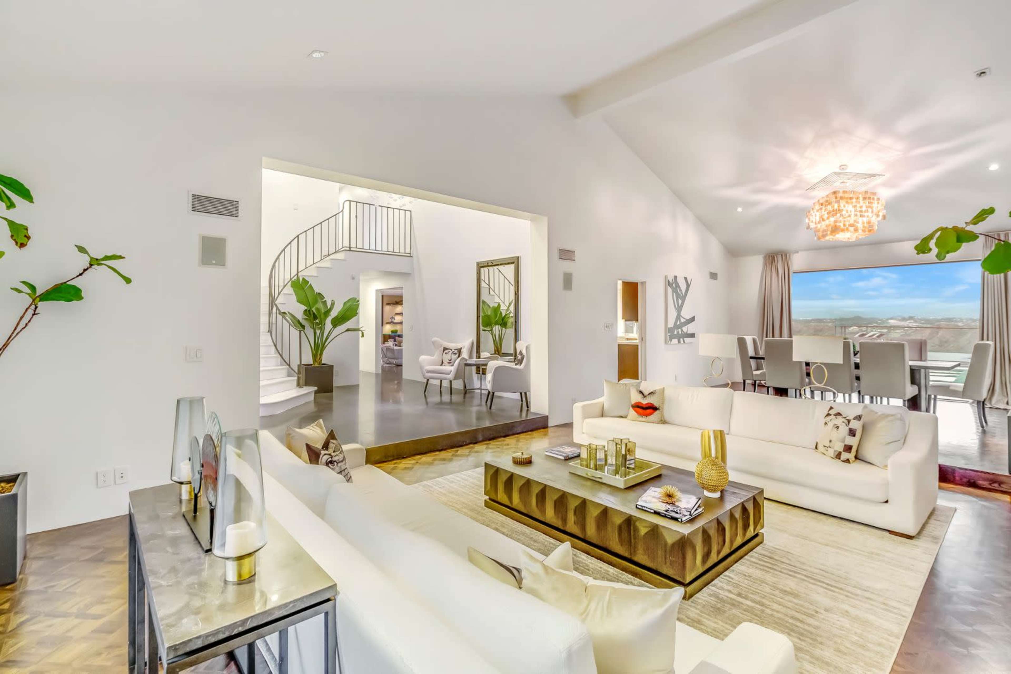 STRADELLA LAKEVIEW VILLA/ INFINITY SPA/ DECK Image in Bel Air, Los Angeles, CA