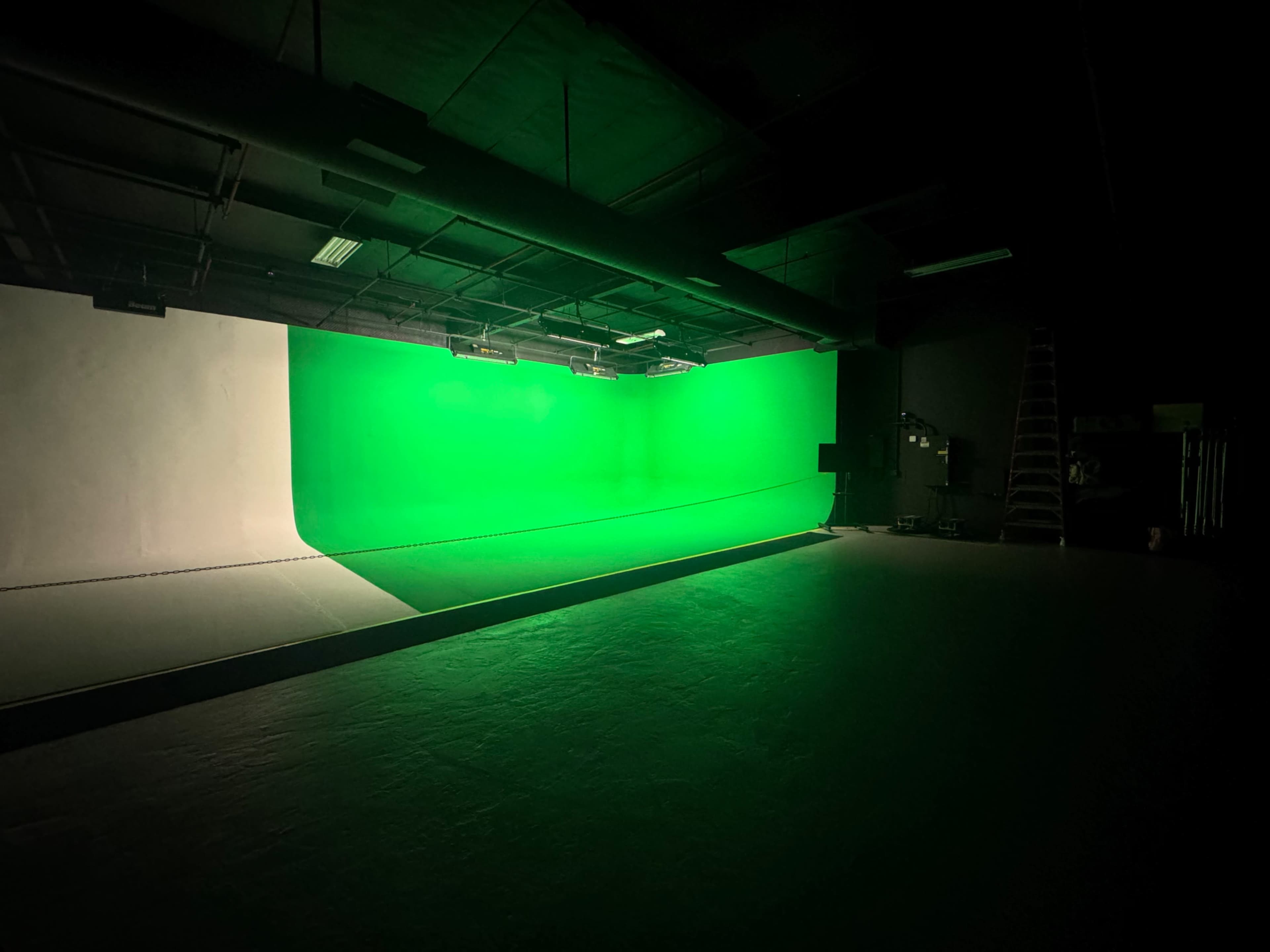5-STAR - Pre-Lit Production, Videography & Photography Facility / Venue Image in Sun Valley, Los Angeles, CA