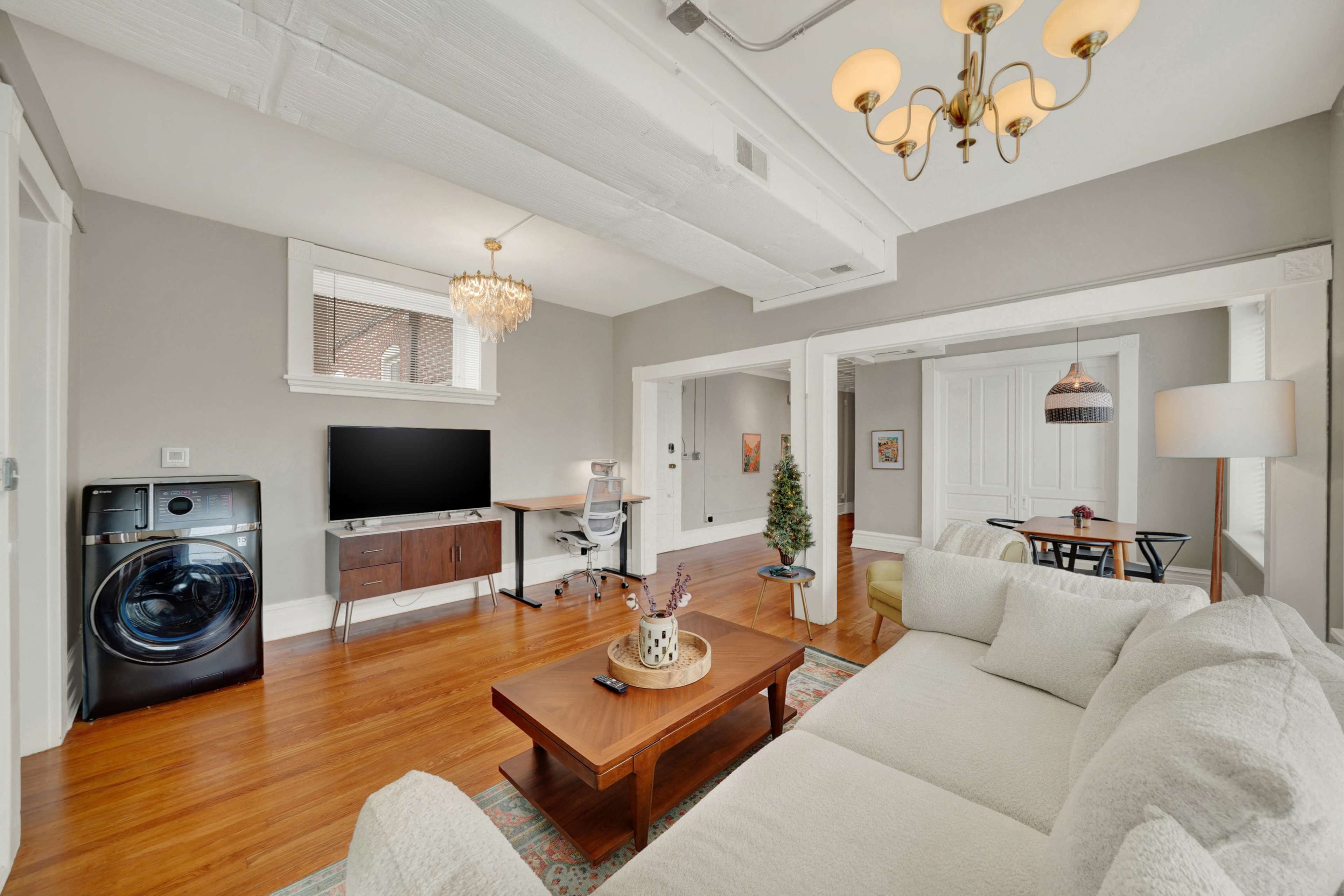 Huge Historic apt Soaring Ceilings w parking lot Image in Hilltop, Wilmington, DE