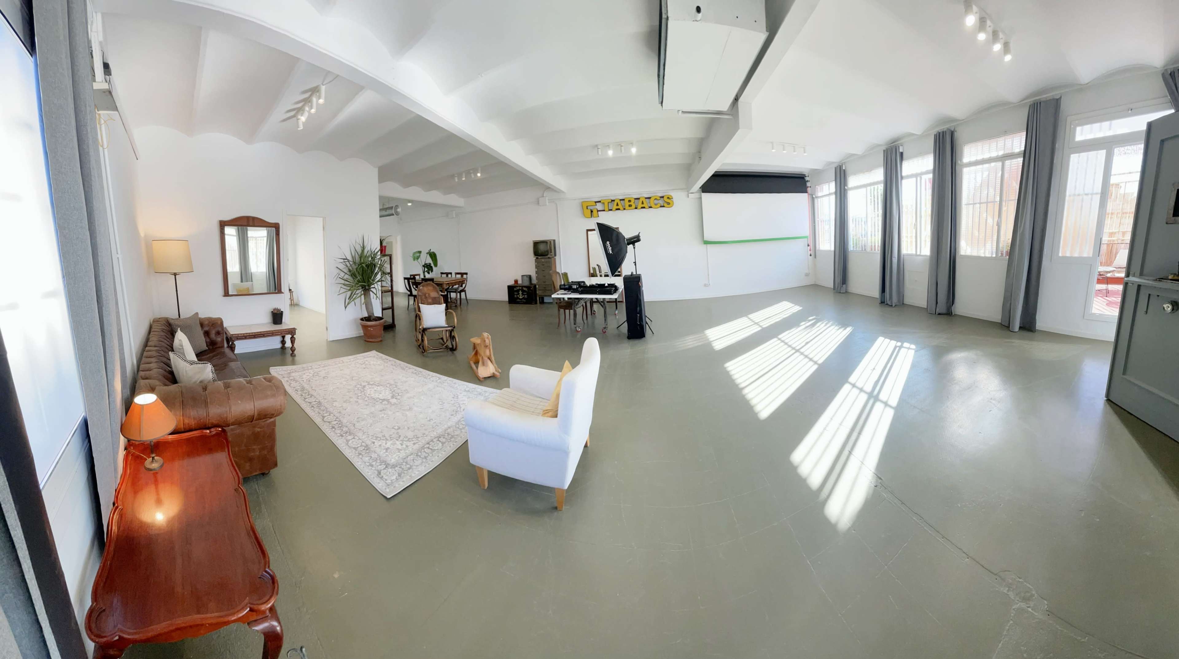 Estudio fotográfico cerrado, equipado e industrial con vistas aéreas Imagen en Hostafrancs, Barcelona, B