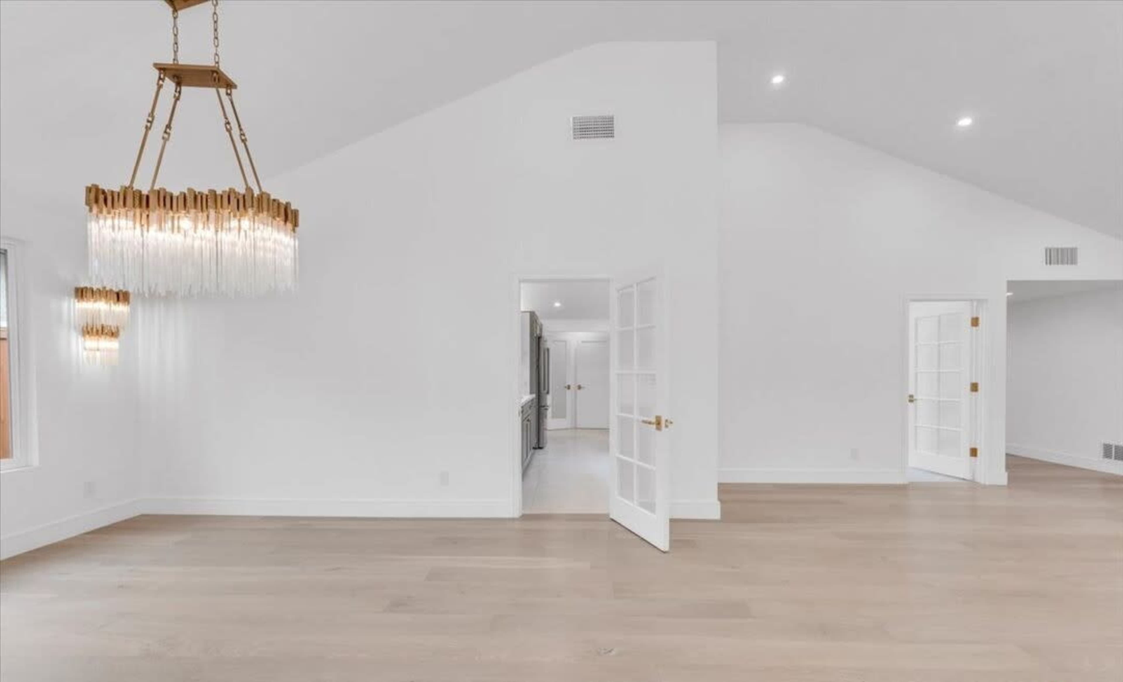 Contemporary Home w/ Pool & Expansive Backyard Image in Woodland Hills, Los Angeles, CA