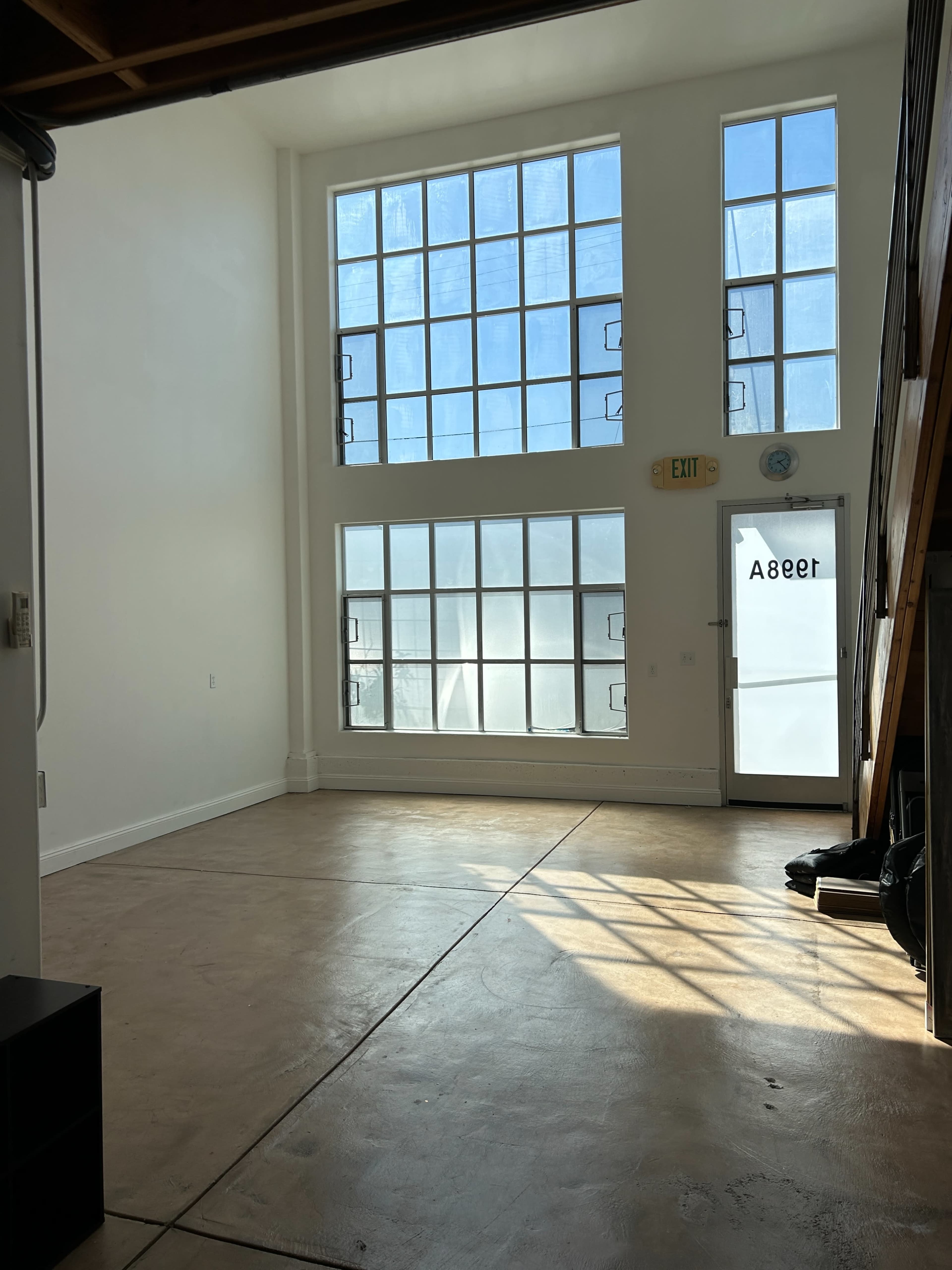 A spacious interior with large windows and a door labeled "Aser."