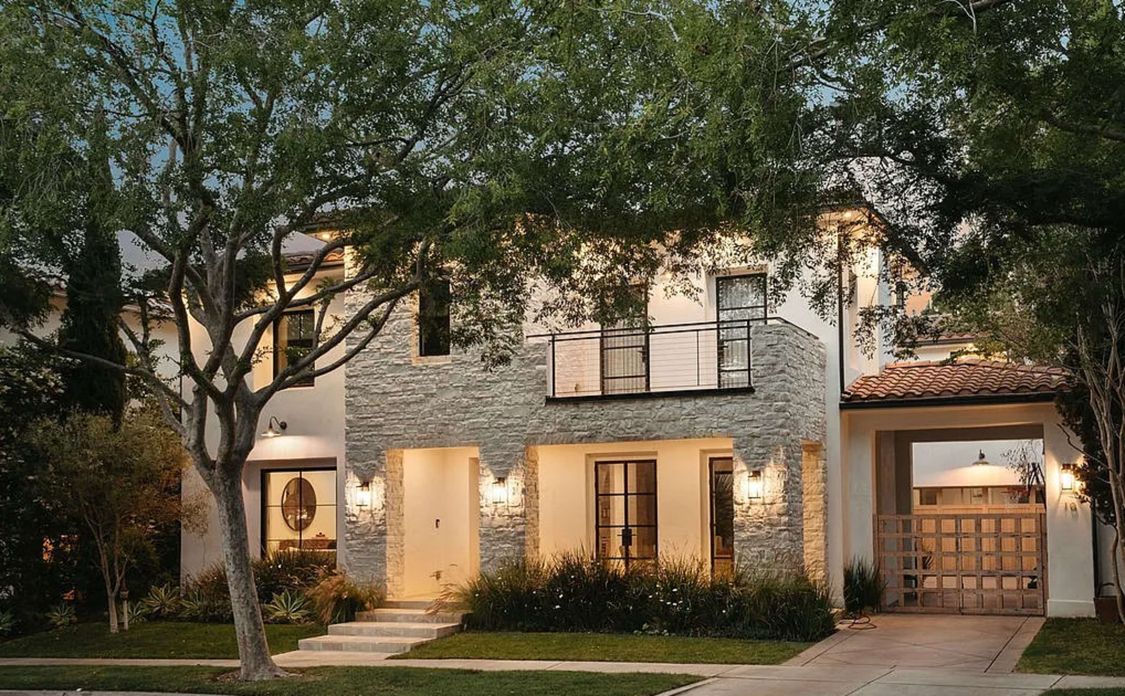 Wabi Sabi, clean, modern, lots of natural lighting, organic, content creation space Image in Newport Beach, Newport Beach, CA