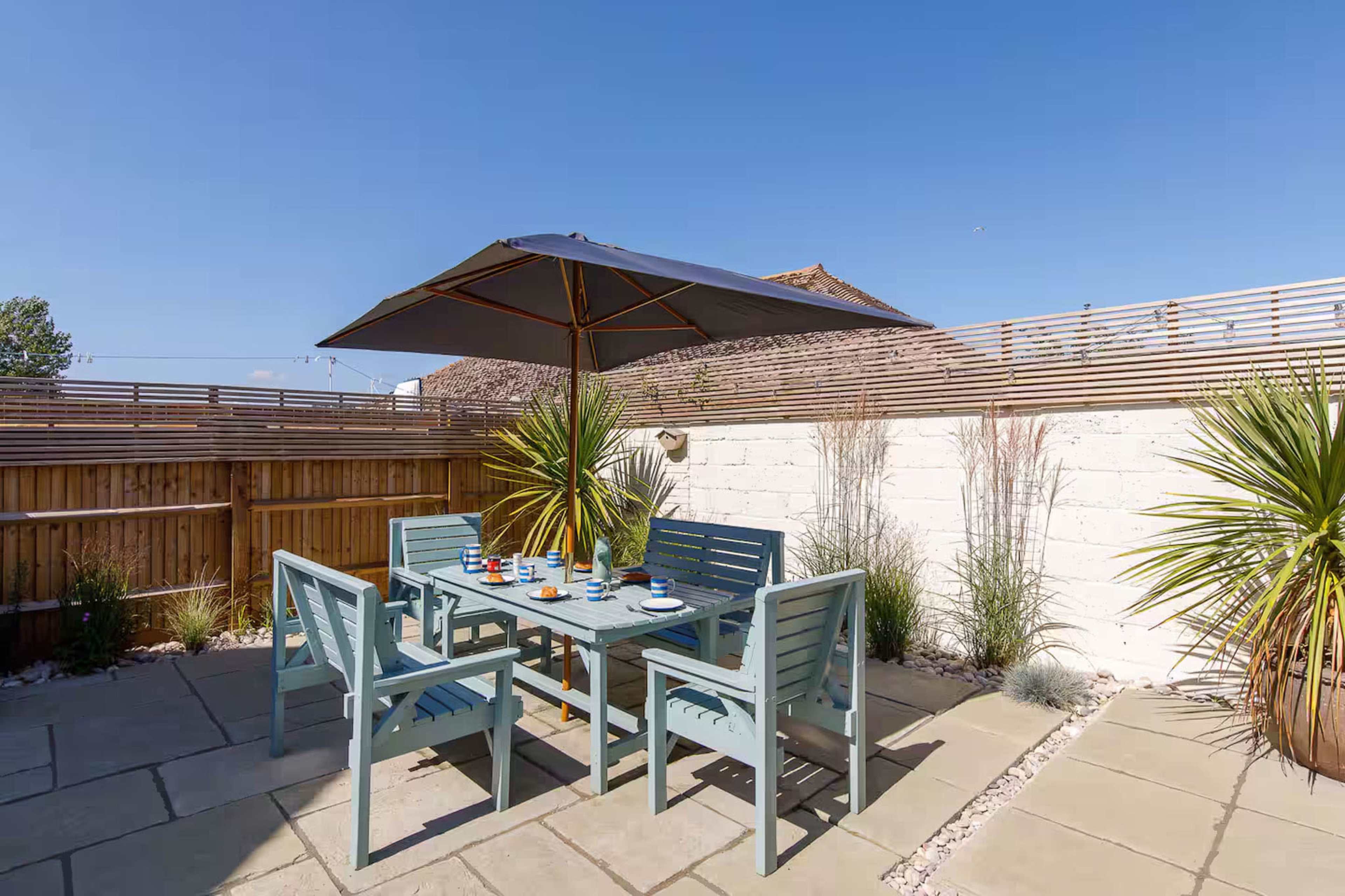 Contemporary Coastal House Image in East Wittering, Bracklesham Bay, ENG