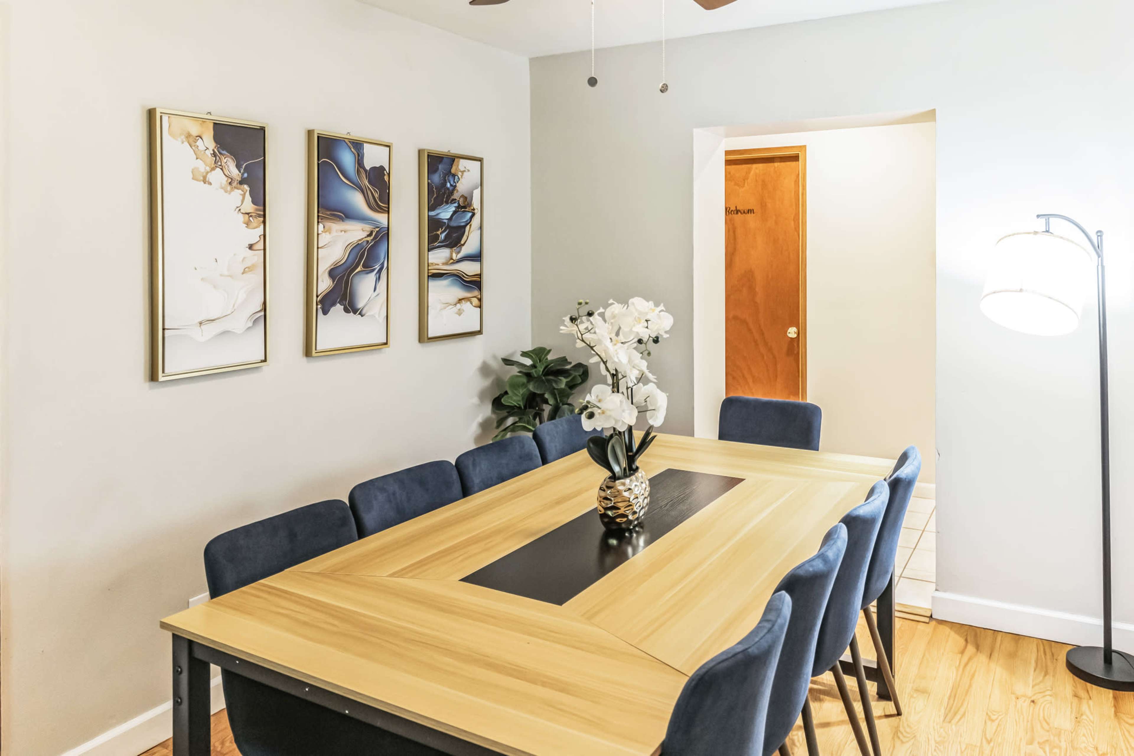 Elegant 6-Bedroom Luxury Home in a Peaceful Parkside Neighborhood – Ideal for Retreats, Shoots & Small Gatherings Image in Ferguson Township, Saint Louis, MO