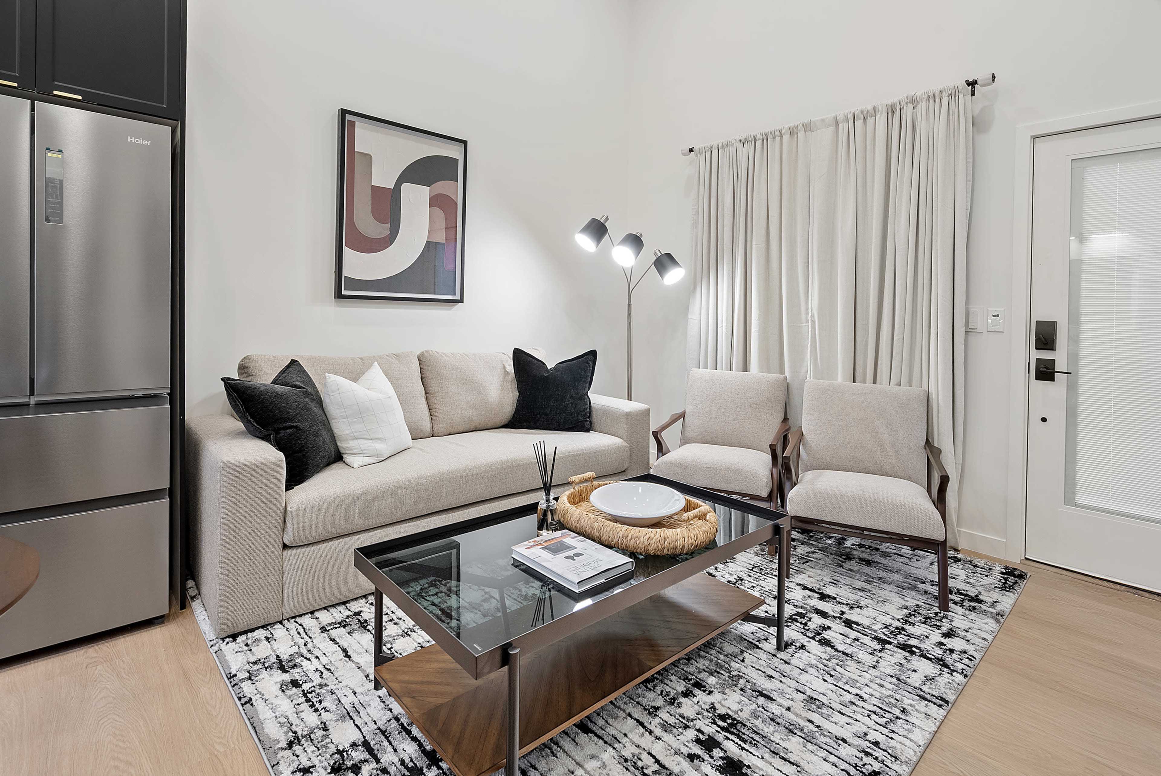 Midcity Luxury Guesthouse with 14 ft Ceilings, Gated Parking, Custom Lighting. Easy Load-In Image in Jefferson Park, Los Angeles, CA