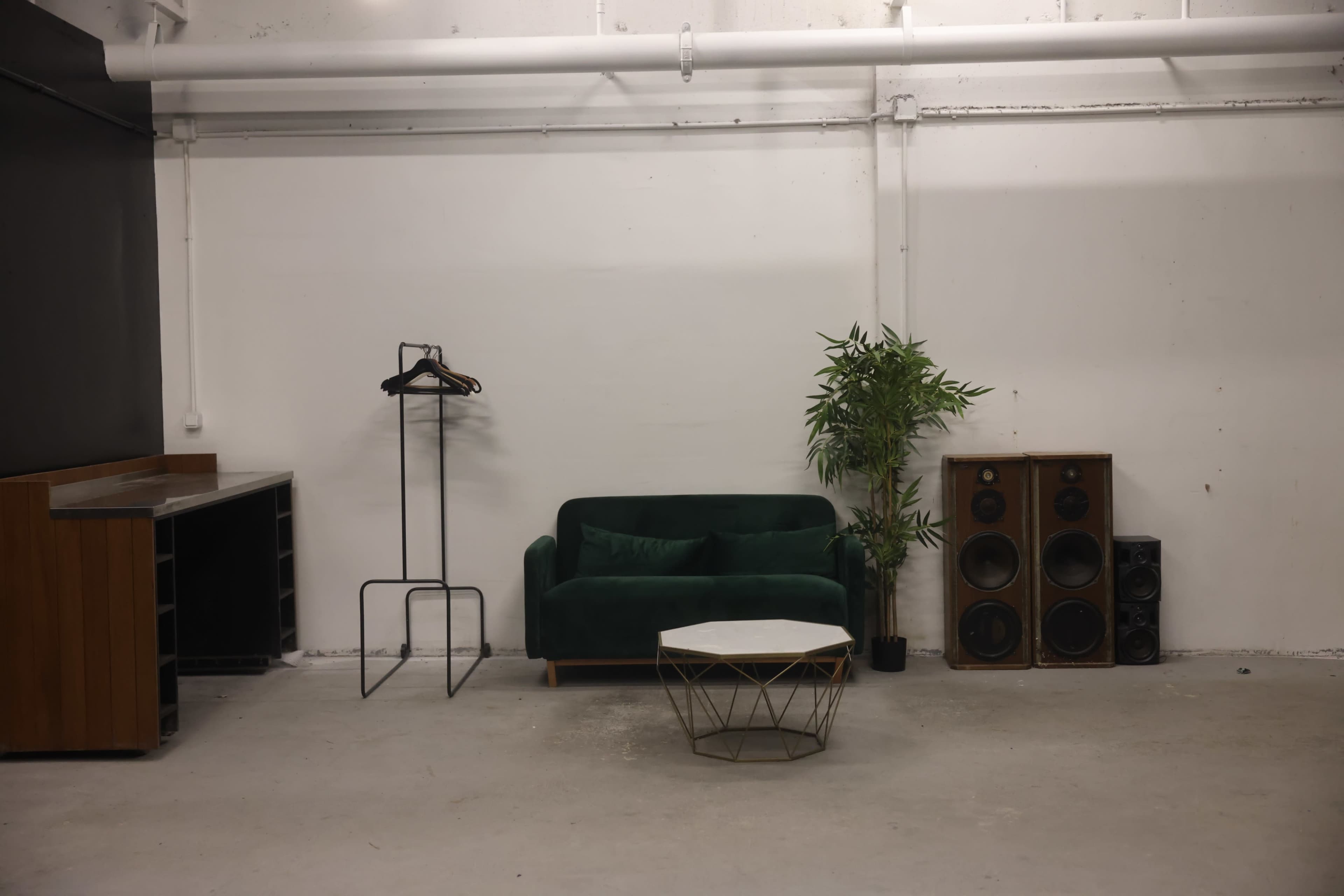 STUDIO PHOTO FOND NOIR DE 100 m2 Image in , Bagnolet