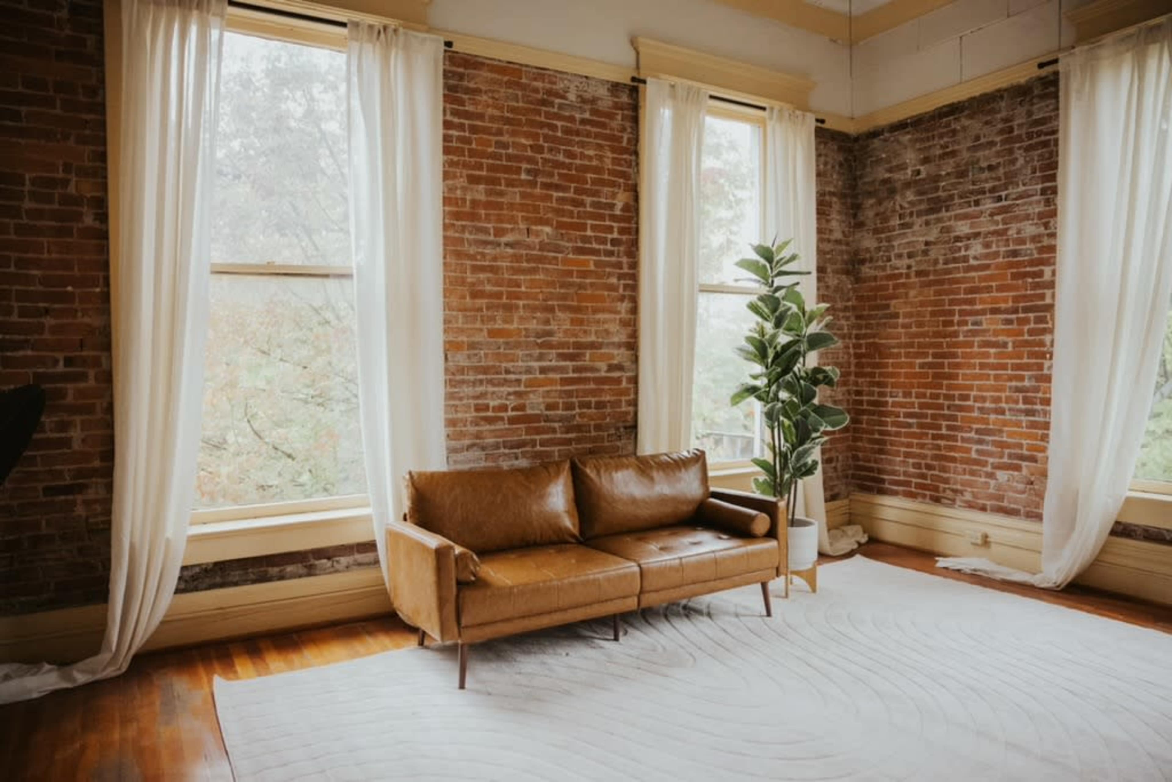 Downtown Studio with Natural Light Image in McMinnville, McMinnville, OR