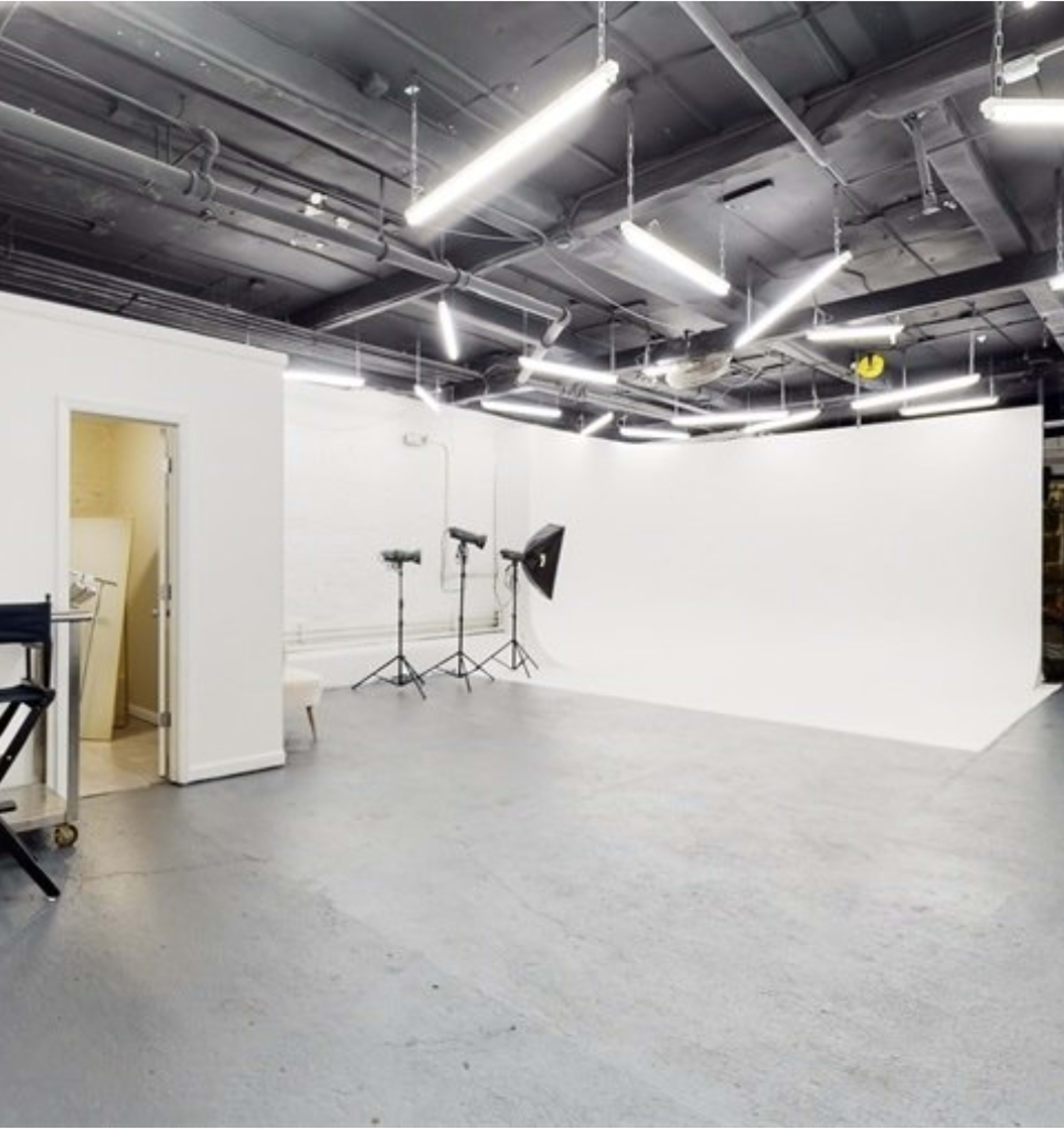 Street Level Studio with Infinity Wall & Backdrops Image in Cobble Hill, Brooklyn, NY