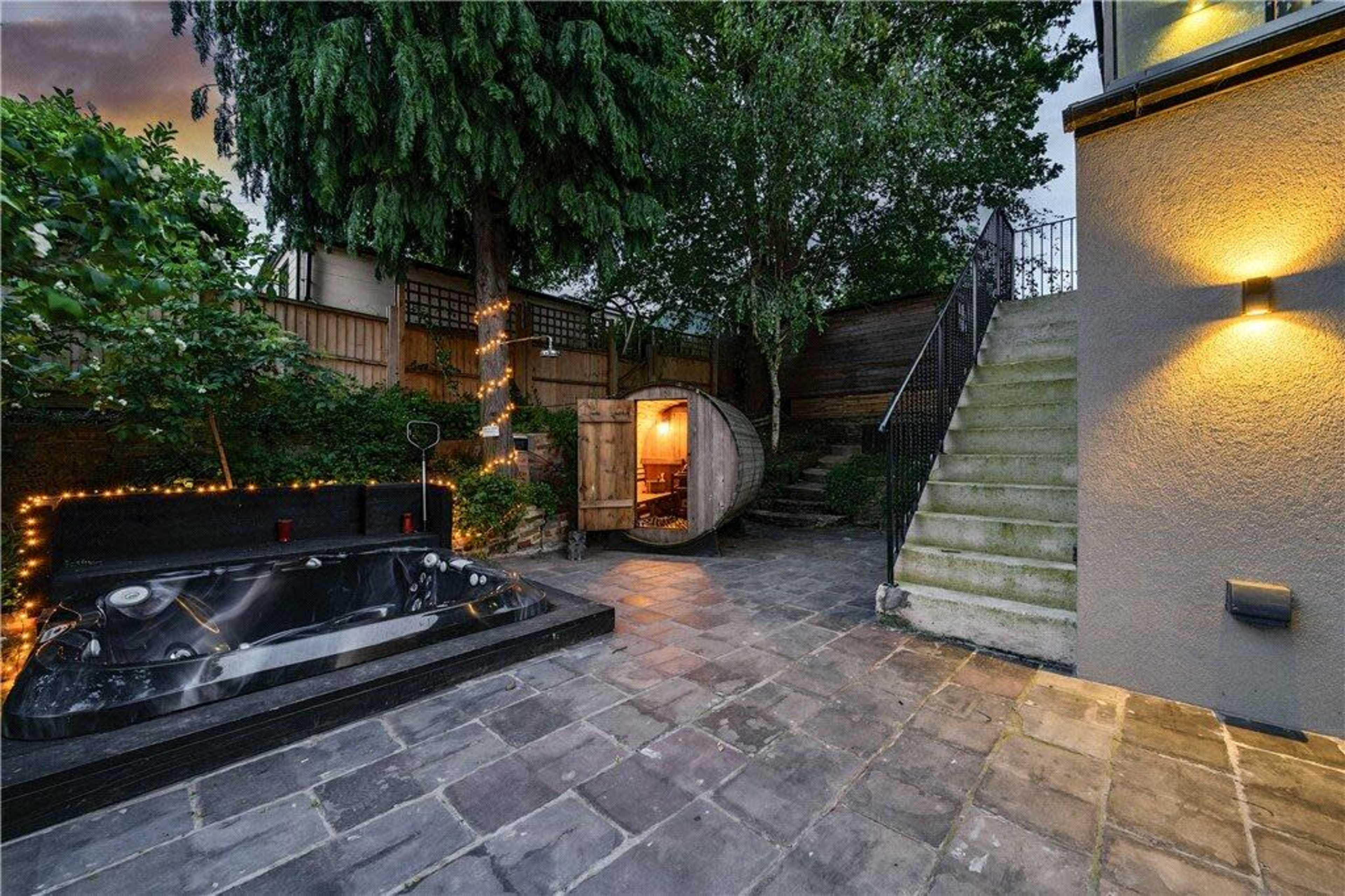 Luxury Multi-Level London Loft for Photo & Film Shoots Image in Belvedere, London, ENG