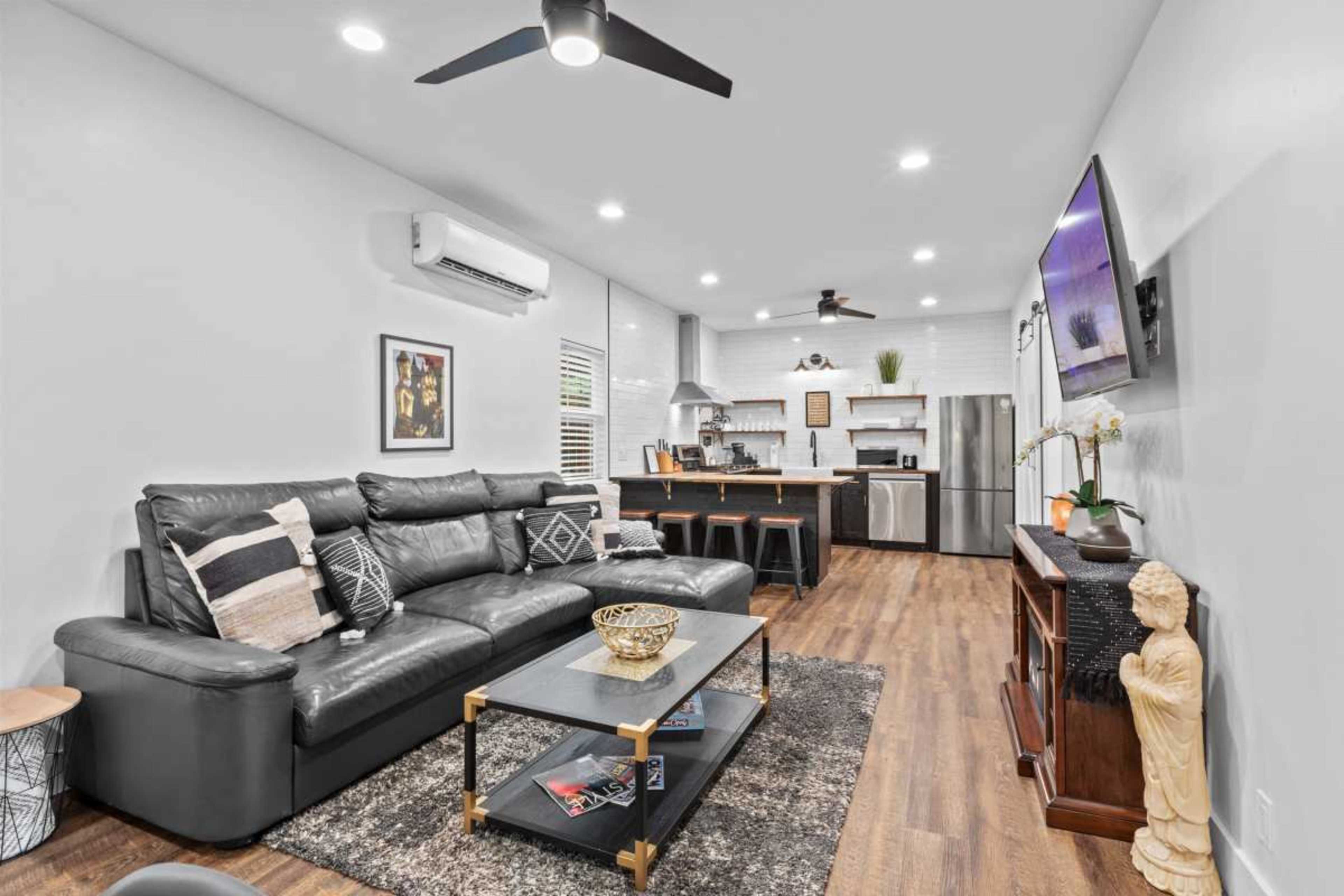 Spacious 2 Bedroom Midcentury Modern Farmhouse + Outdoor Patio Lounge Image in Park, Folsom, CA