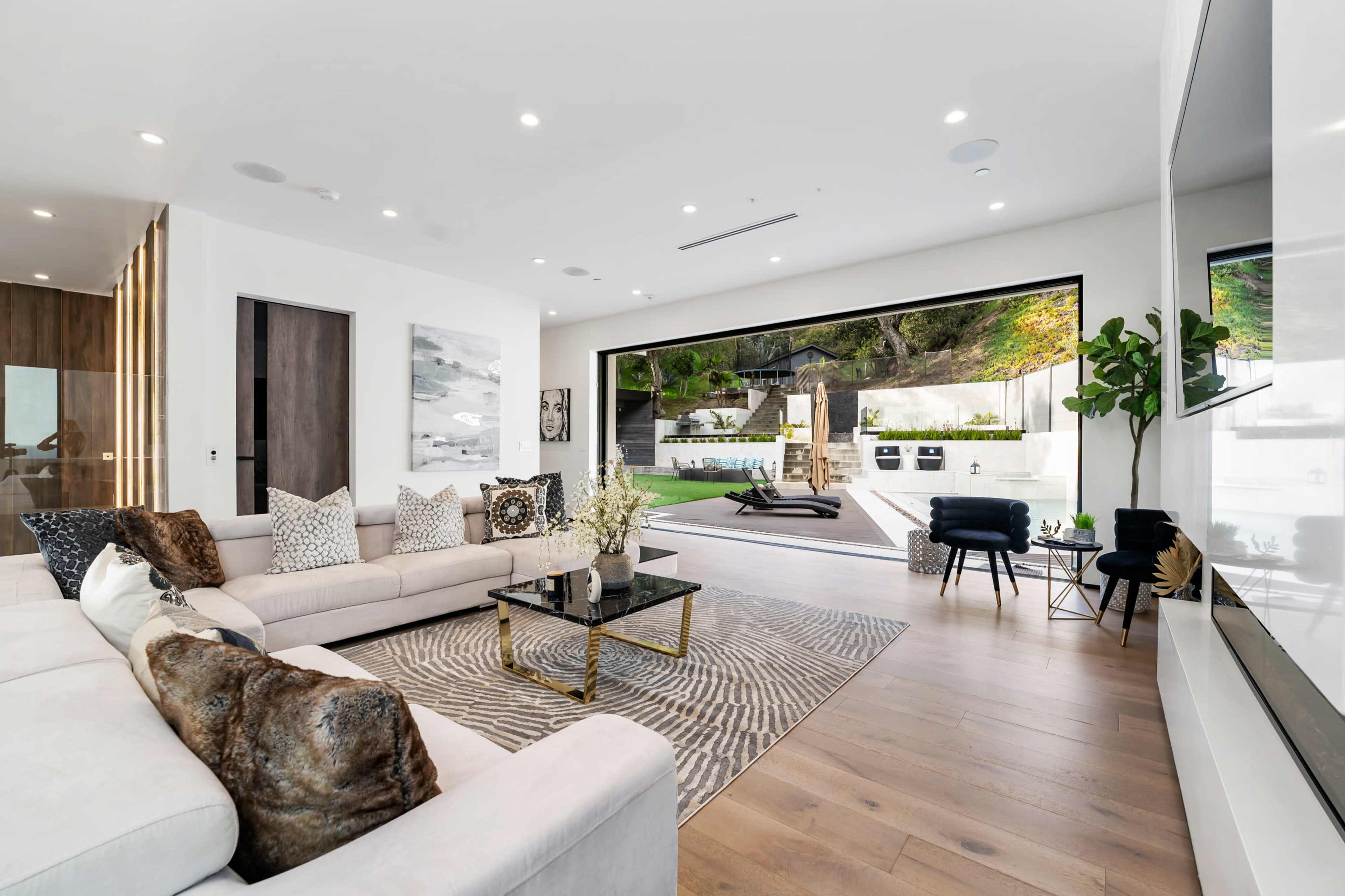 CONTEMPORARY VILLA WITH RESORT-STYLE GROUNDS Image in Central LA, Los Angeles, CA