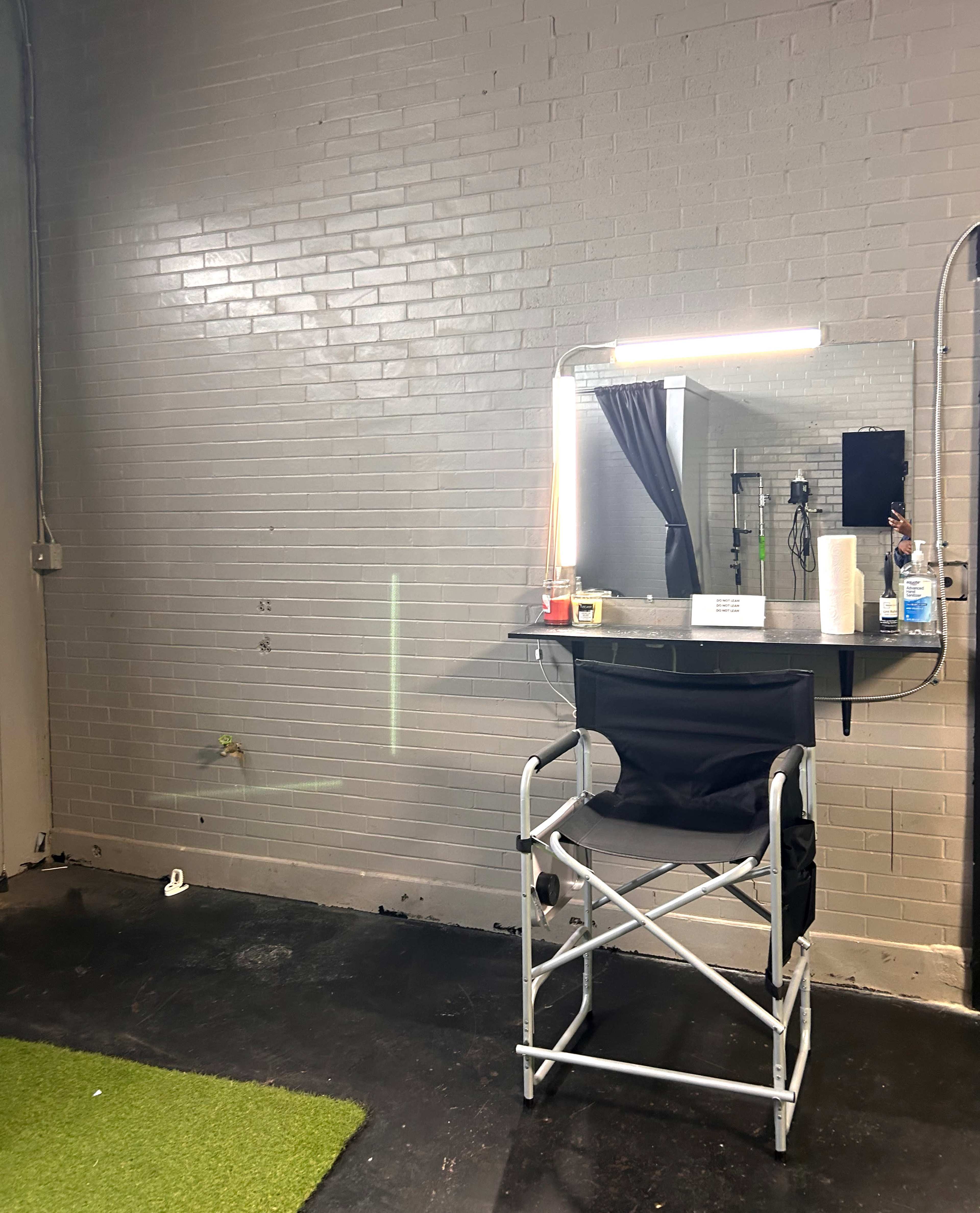 Full-Service Greenscreen Studio Image in Oak Park Southeast, Kansas City, MO