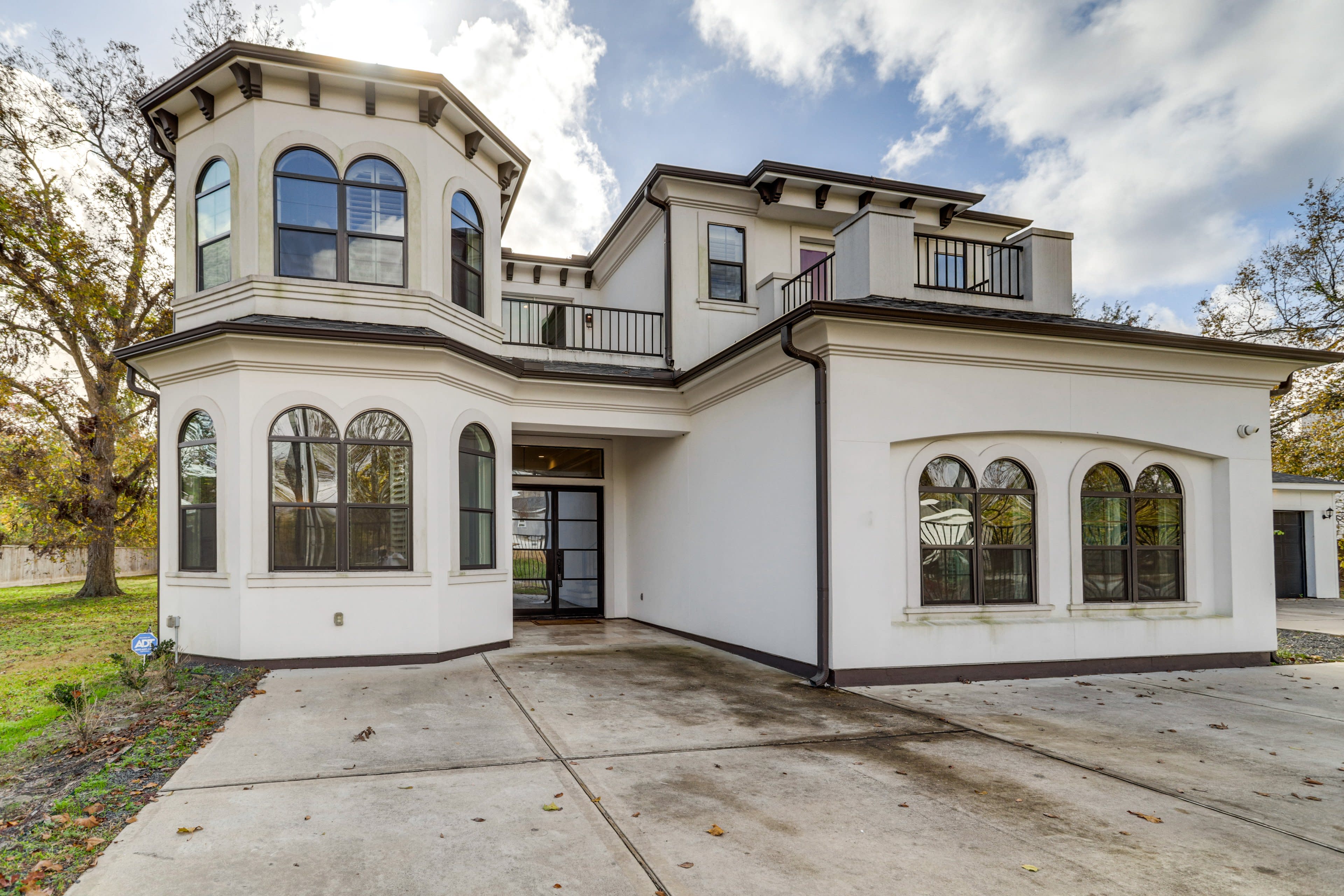 Event-ready gated mansion in Houston Image in Northside, Houston, TX